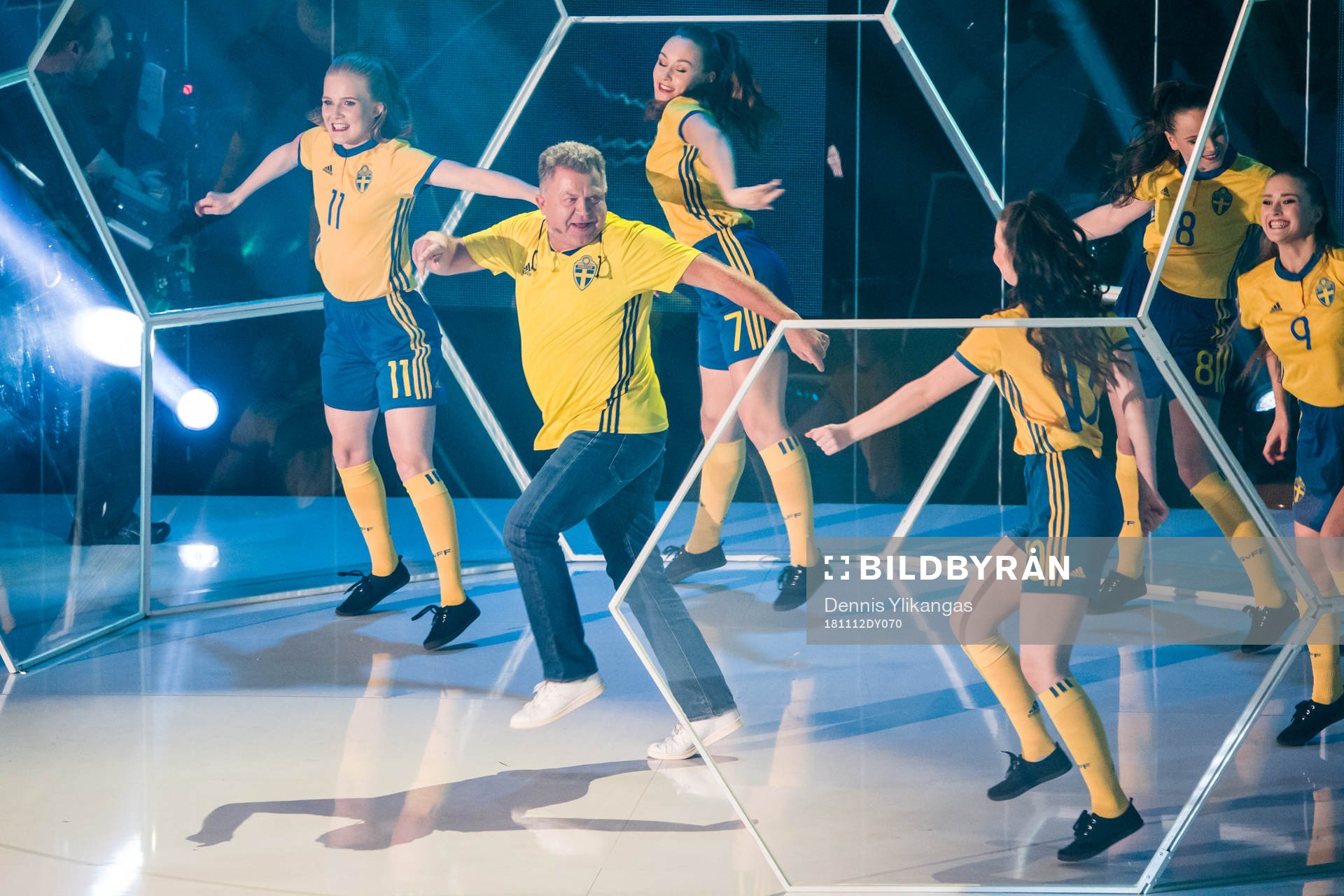 Stefan Holm, svensk supporter dansar med dansare