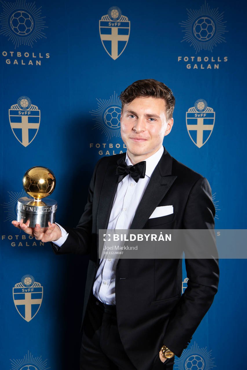 Vinnaren av Guldbollen 2018, Victor Nilsson Lindelöf, poserar för ett porträtt under Fotbollsgalan den 12 november 2018 i Stockholm.
