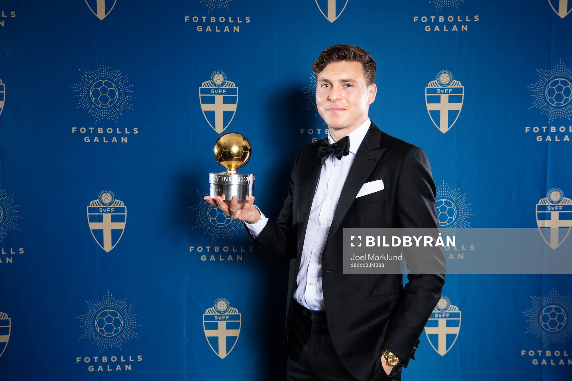 Vinnaren av Guldbollen 2018, Victor Nilsson Lindelöf, poserar för ett porträtt under Fotbollsgalan den 12 november 2018 i Stockholm.