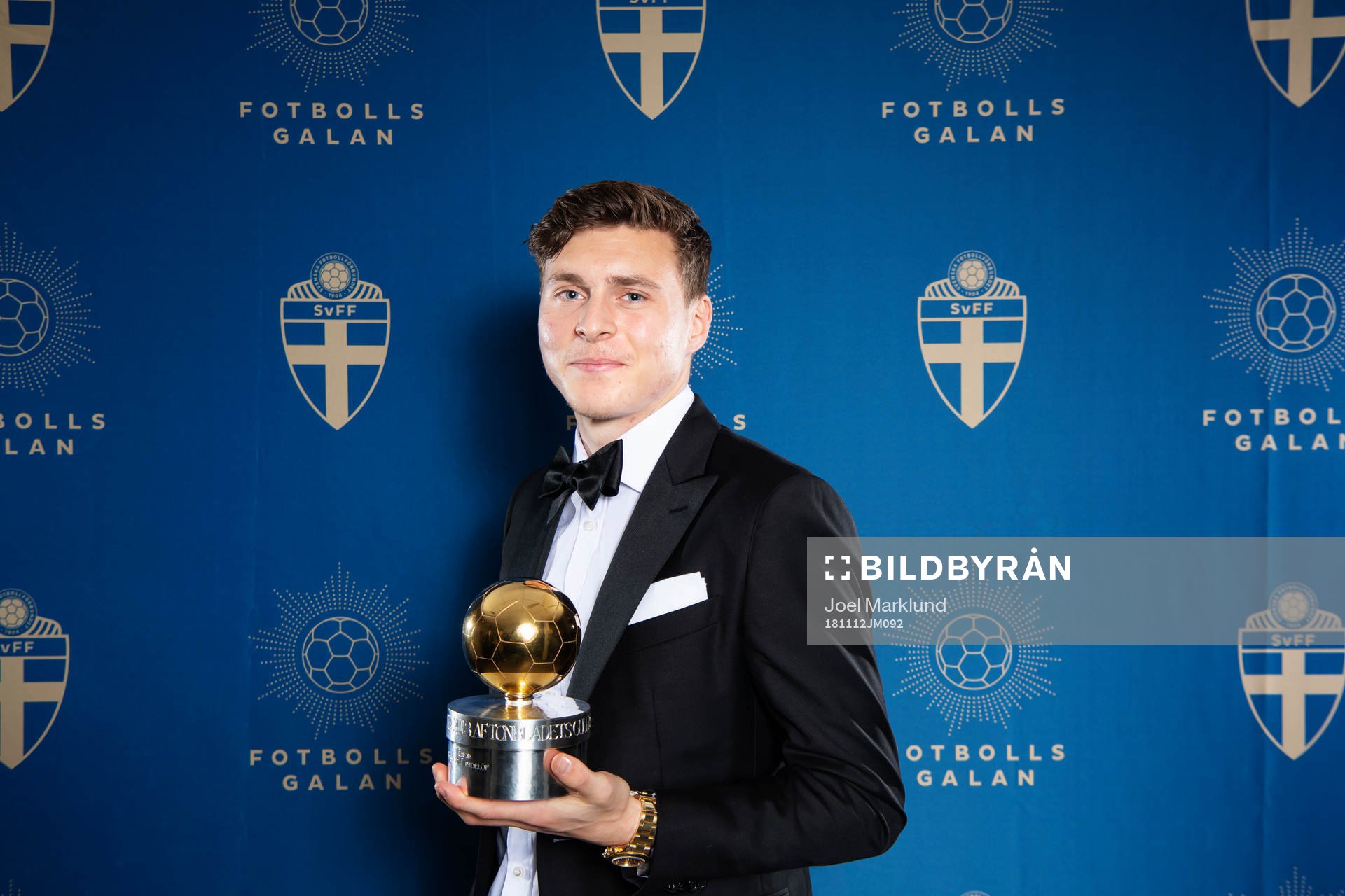 Vinnaren av Guldbollen 2018, Victor Nilsson Lindelöf, poserar för ett porträtt under Fotbollsgalan den 12 november 2018 i Stockholm.