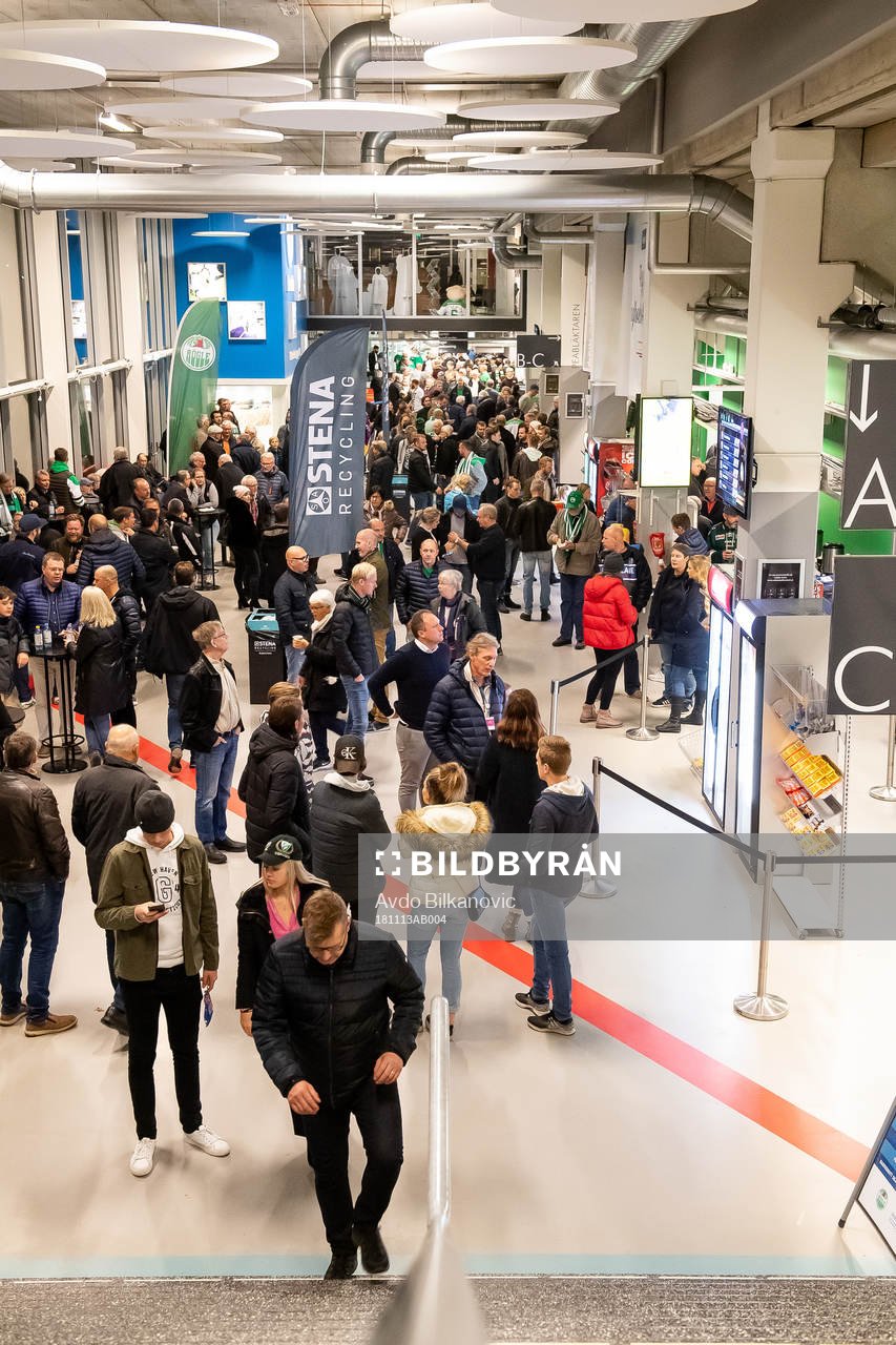 Publiken i väntan på att matchen ska börja