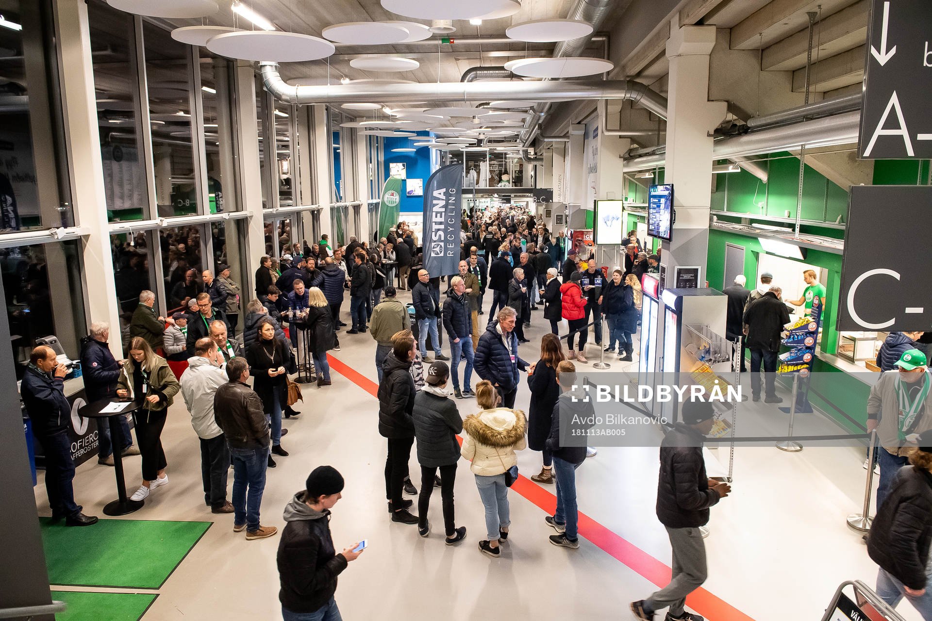 Publiken i väntan på att matchen ska börja