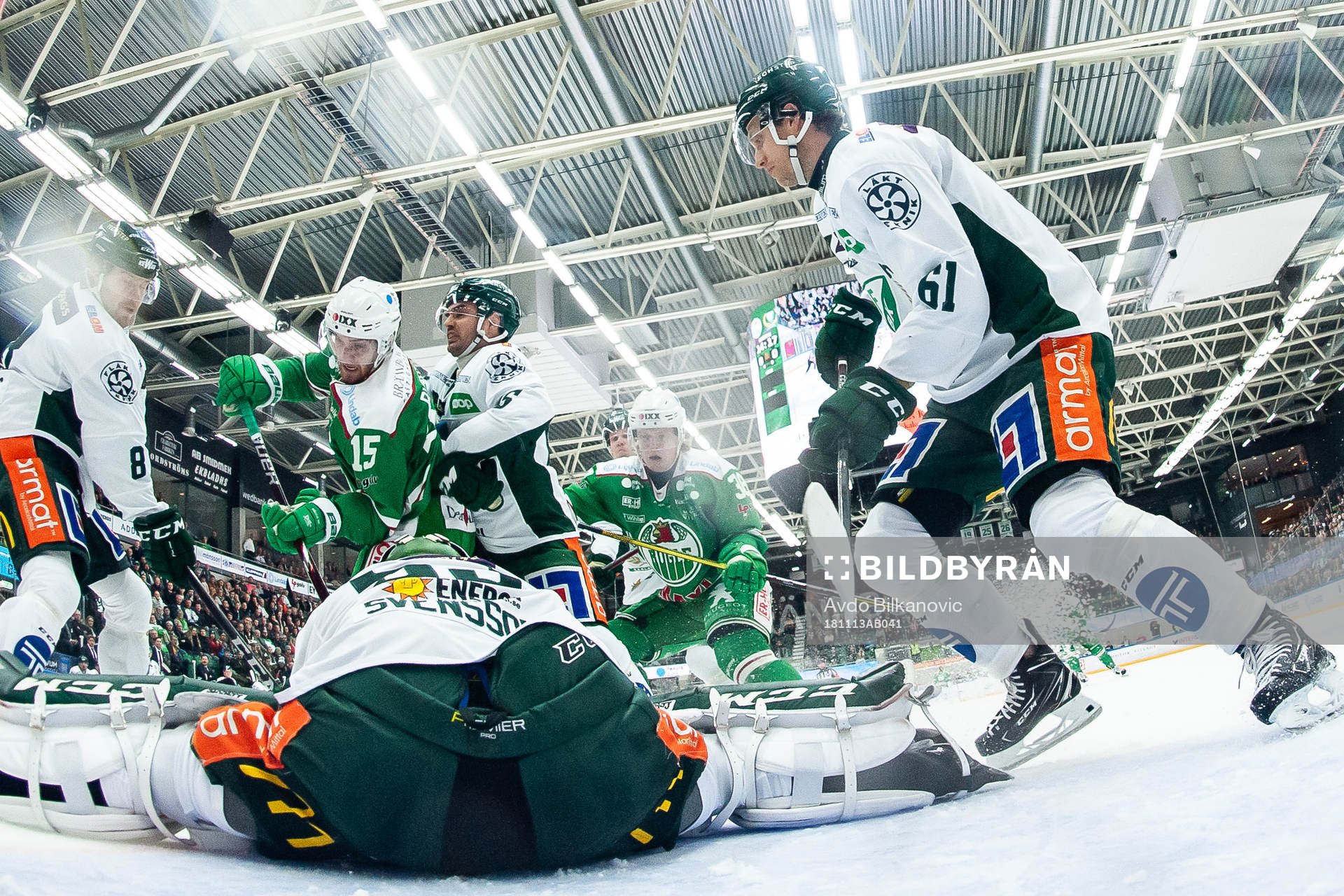 Rögles Simon Ryfors framför Färjestads målvakt Markus