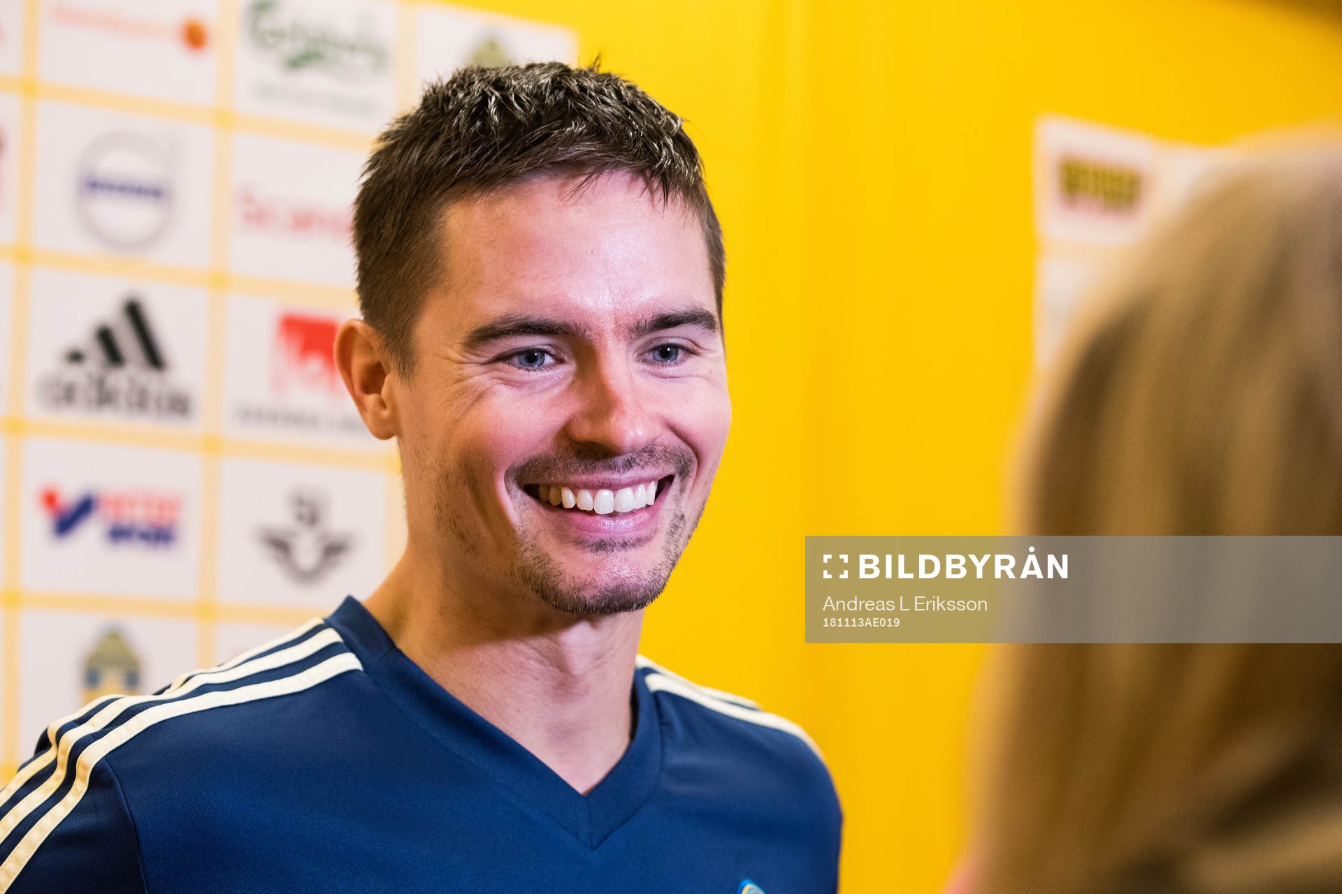 Sveriges Mikael Lustig i den mixade zonen efter en träning med Sveriges fotbollslandslag den 13 november 2018 i Stockholm.