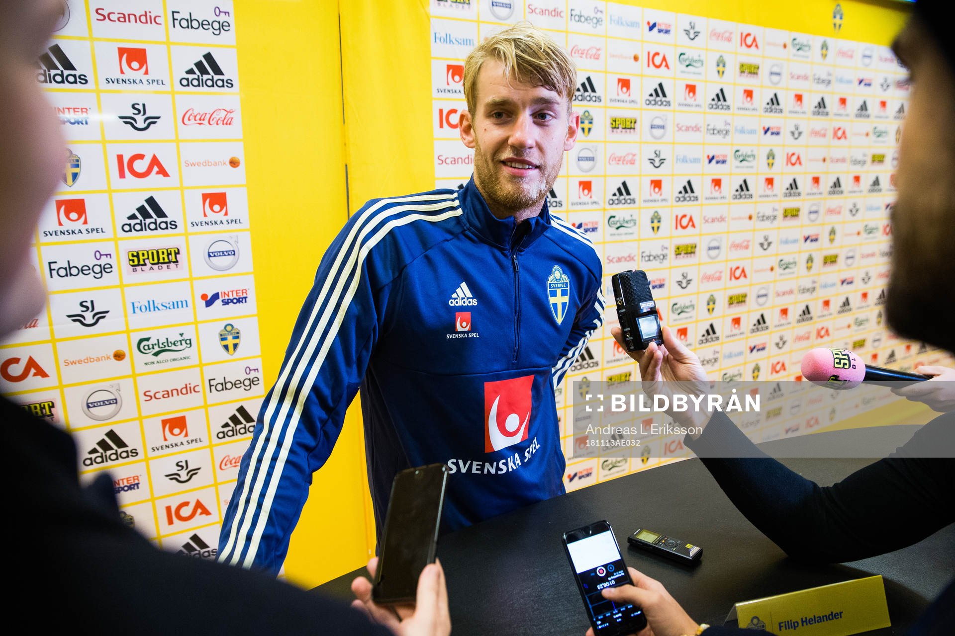 Sveriges Filip Helander i den mixade zonen efter en träning med Sveriges fotbollslandslag den 13 november 2018 i Stockholm.