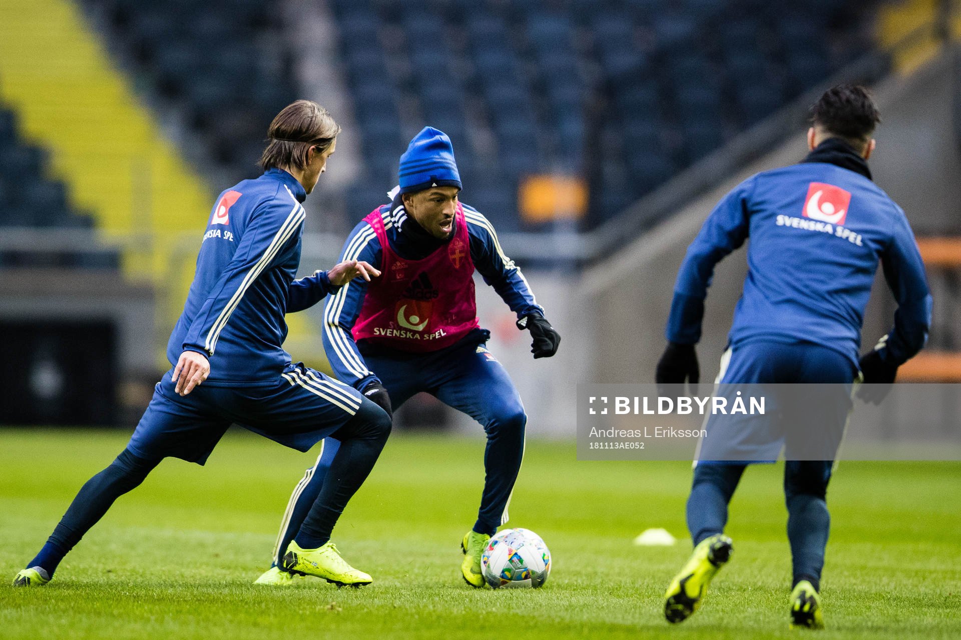 Sveriges Kristoffer Olsson, Martin Olsson och Jimmy Durmaz under en träning med Sveriges fotbollslandslag den 13 november 2018 i Stockholm.