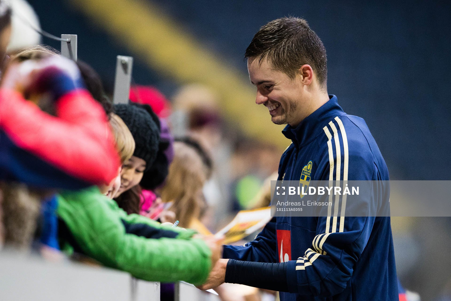 Sveriges Mikael Lustig skriver autografer
