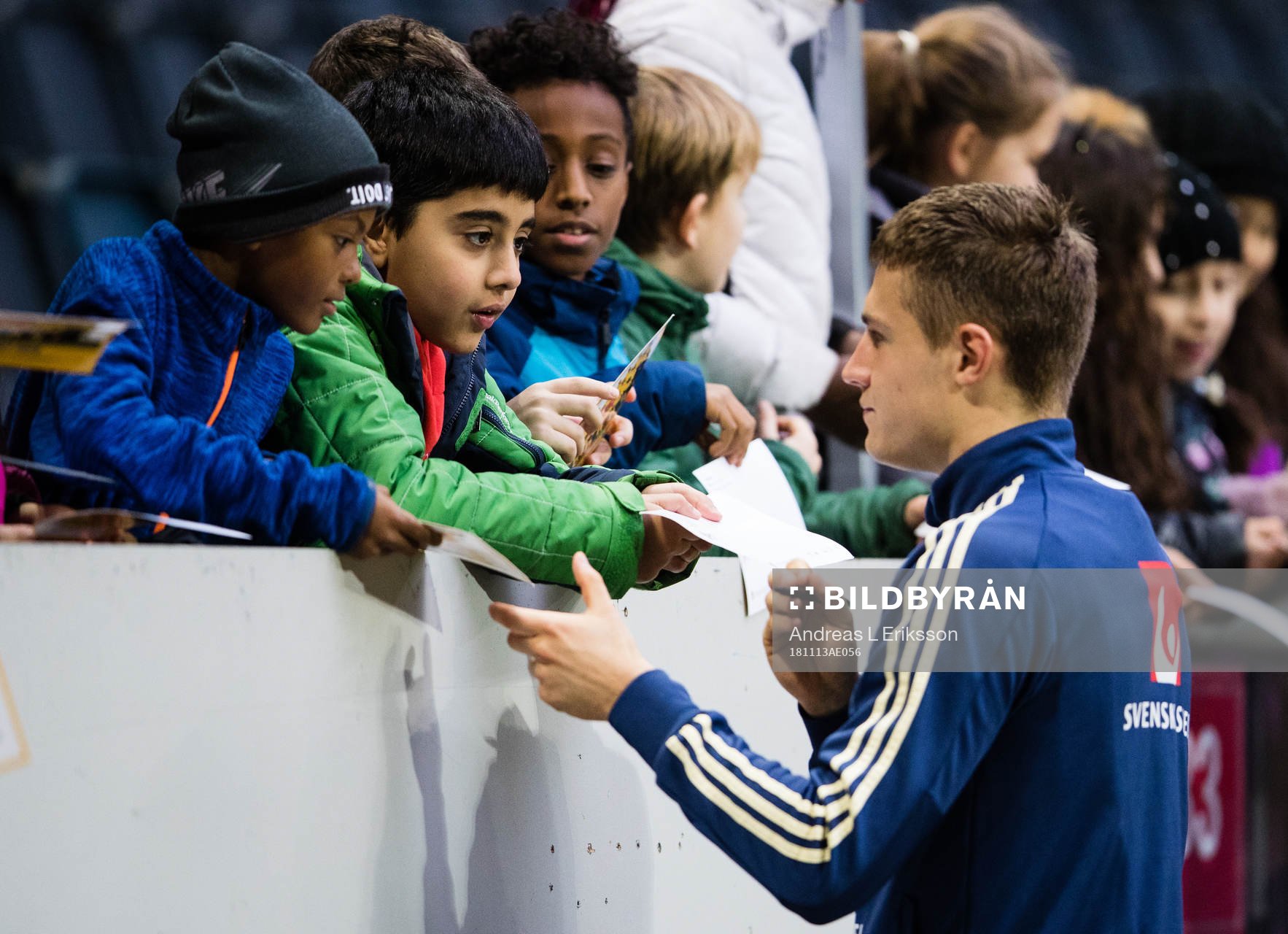 Sveriges Mattias Svanberg skriver autografer
