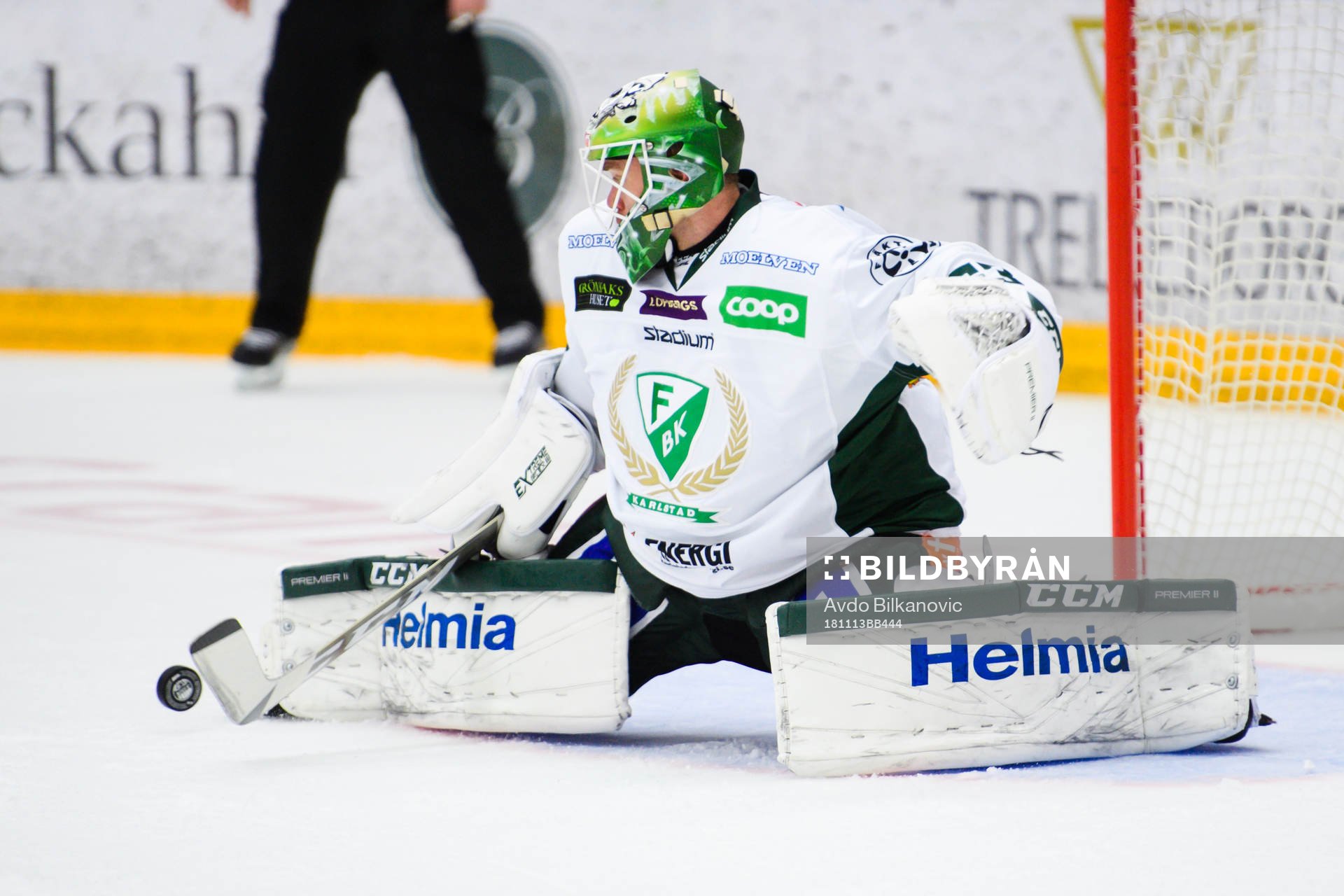 Färjestads målvakt Markus Svensson räddar