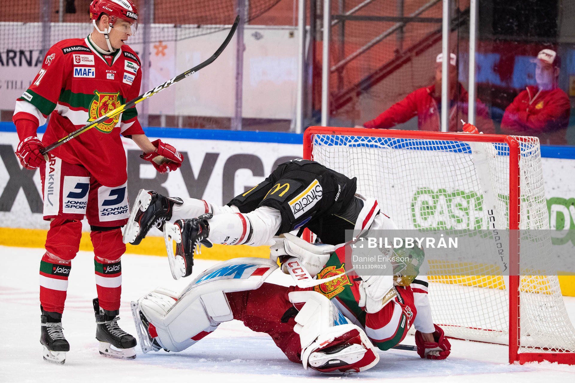 Örebros Anton Hedman åker in i Moras målvakt Isak Wallin