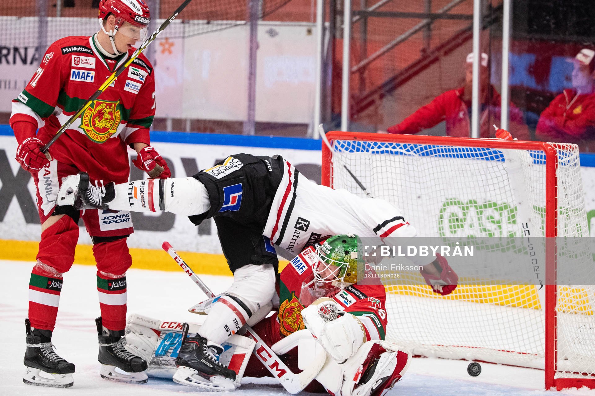 Örebros Anton Hedman åker in i Moras målvakt Isak Wallin