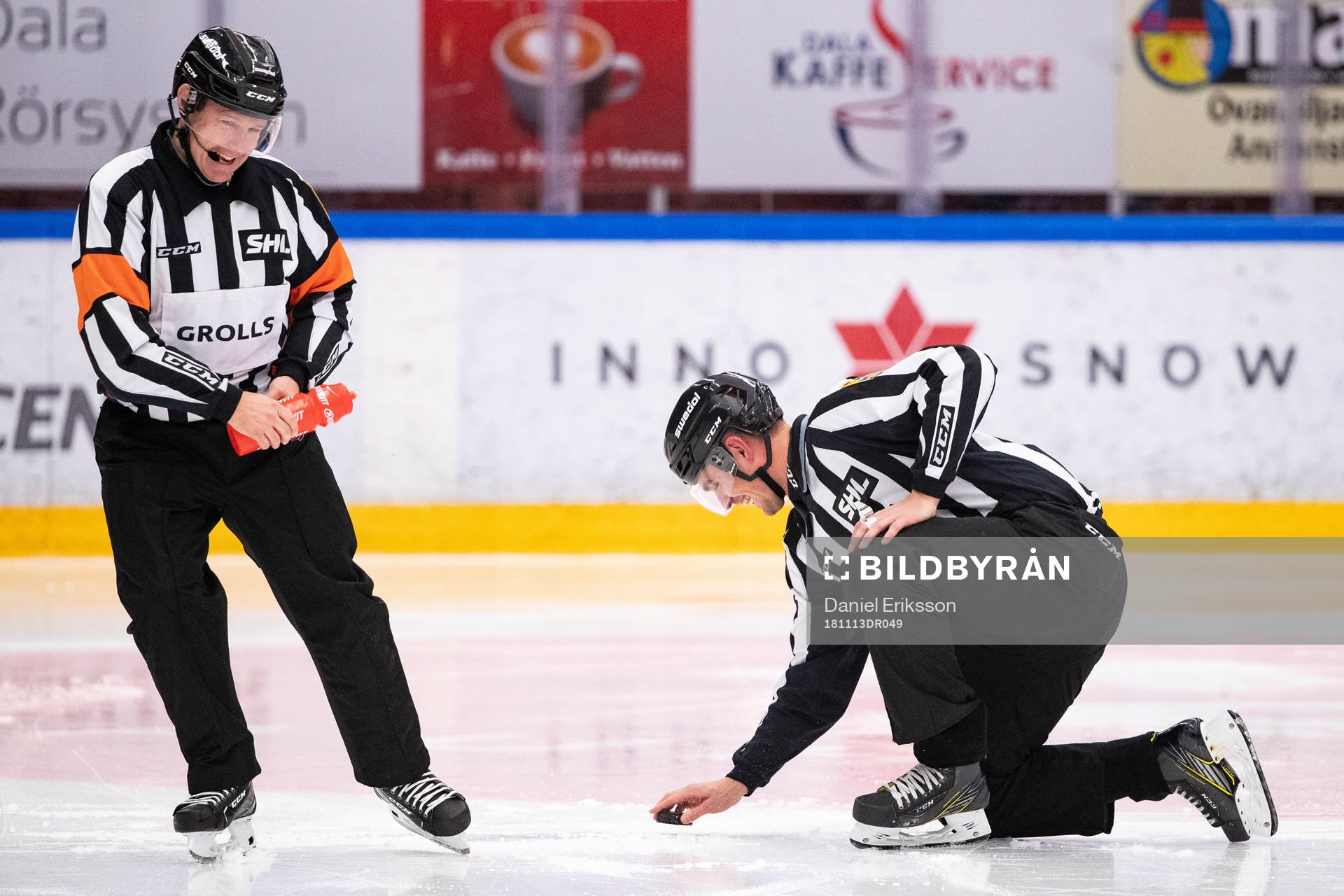 Domare Wolmer Edqvist och linjedomare David Laksola fixar