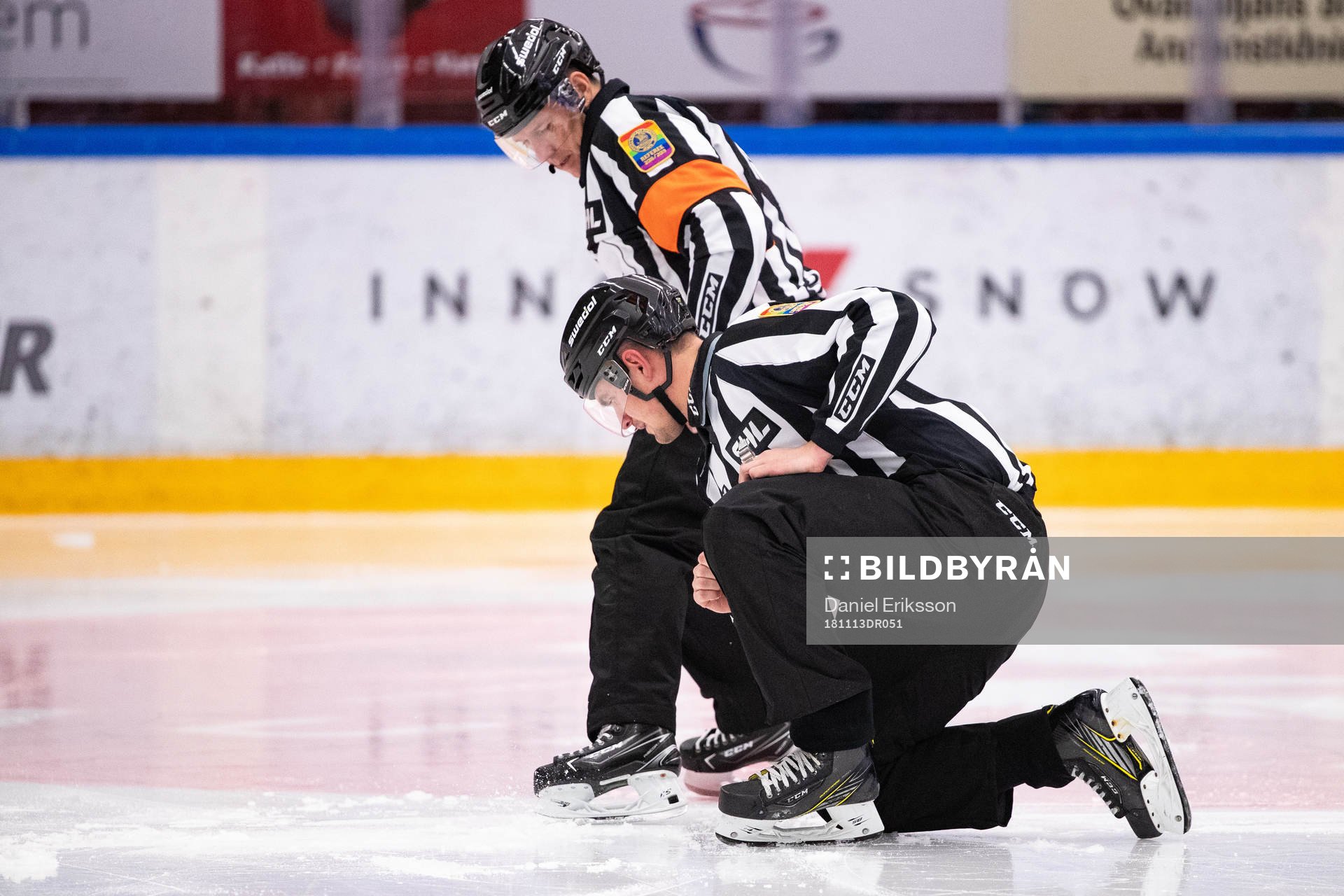 Domare Wolmer Edqvist och linjedomare David Laksola fixar