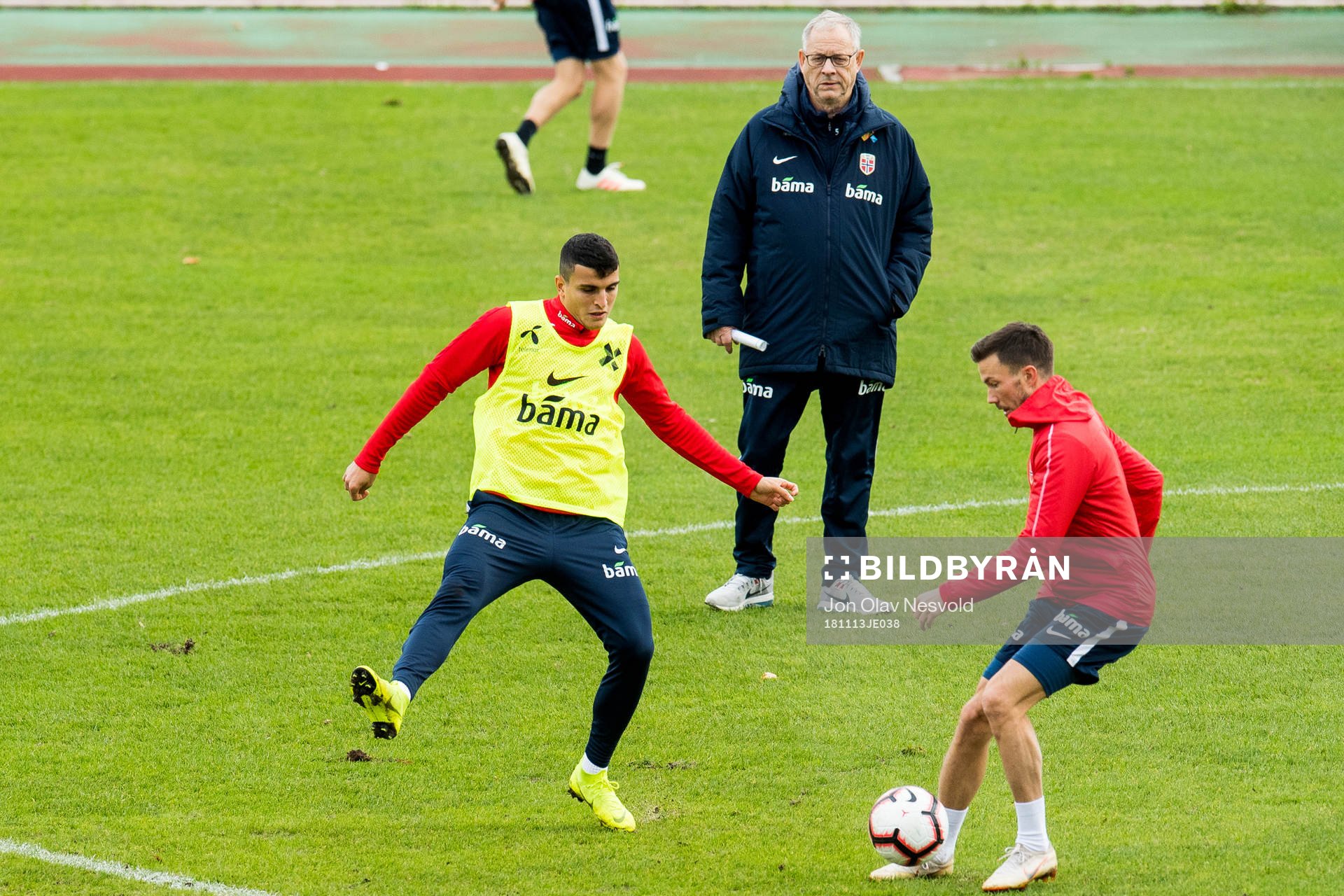 Mohamed Elyounoussi of Norway and Lars Lagerbäck, head