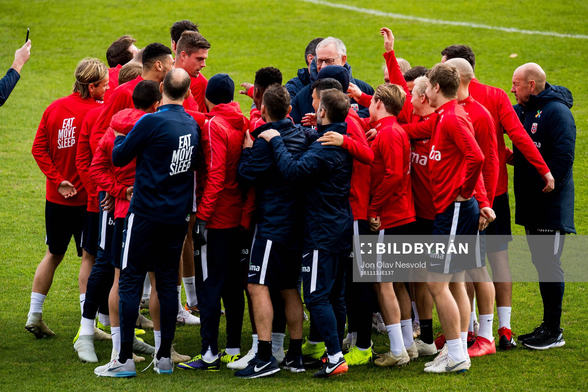 Lars Lagerbäck, head coach of Norway, and the players of