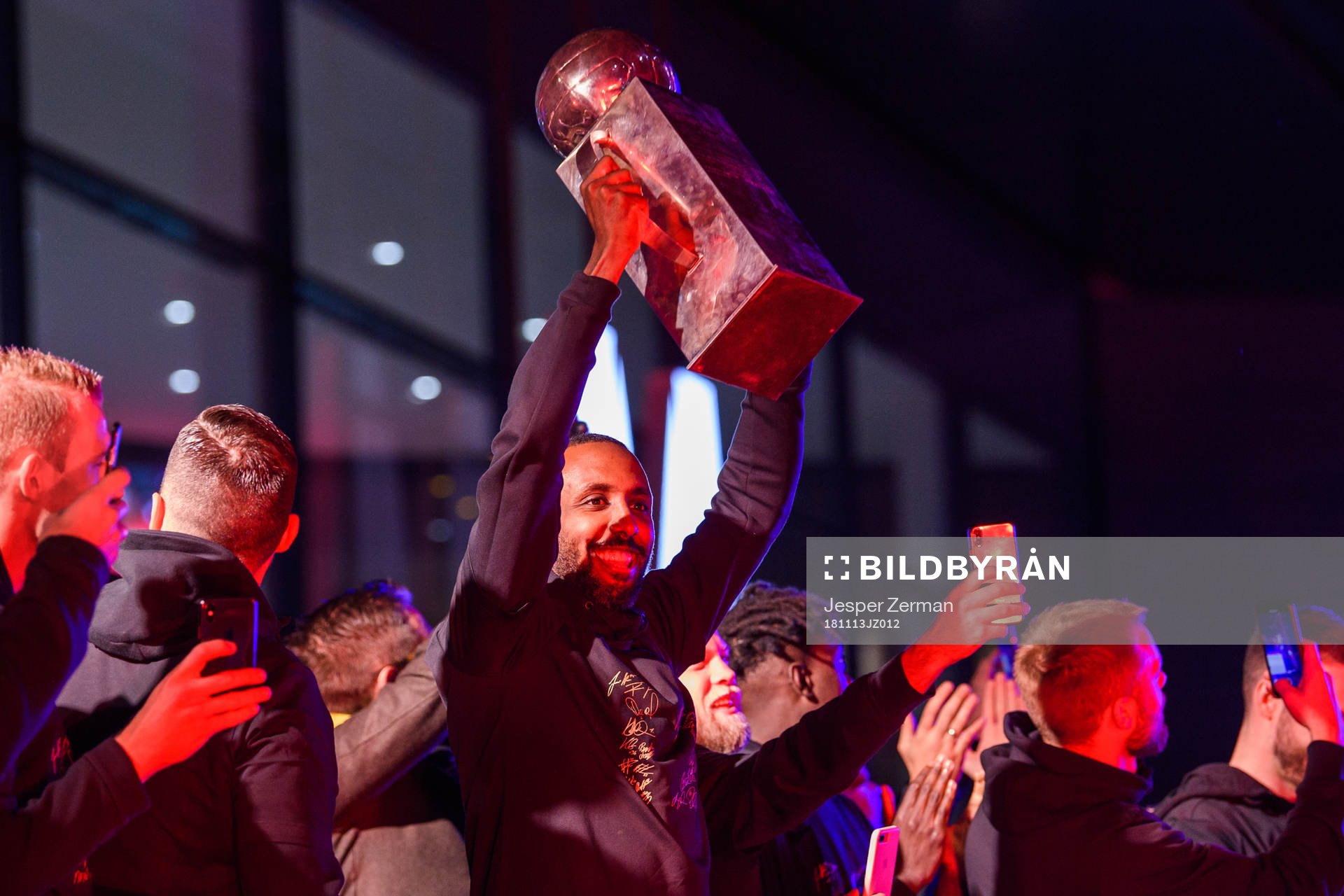 s Henok Goitom med Lennart Johanssons pokal