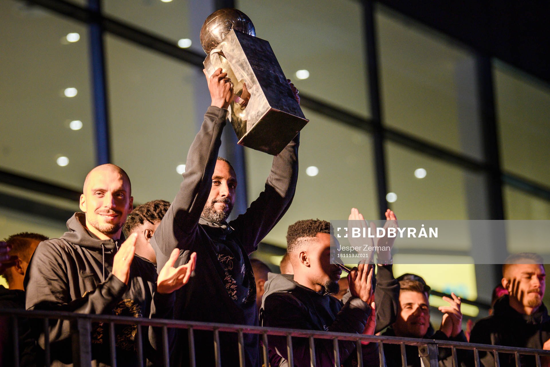 s Henok Goitom lyfter Lennart Johanssons pokal
