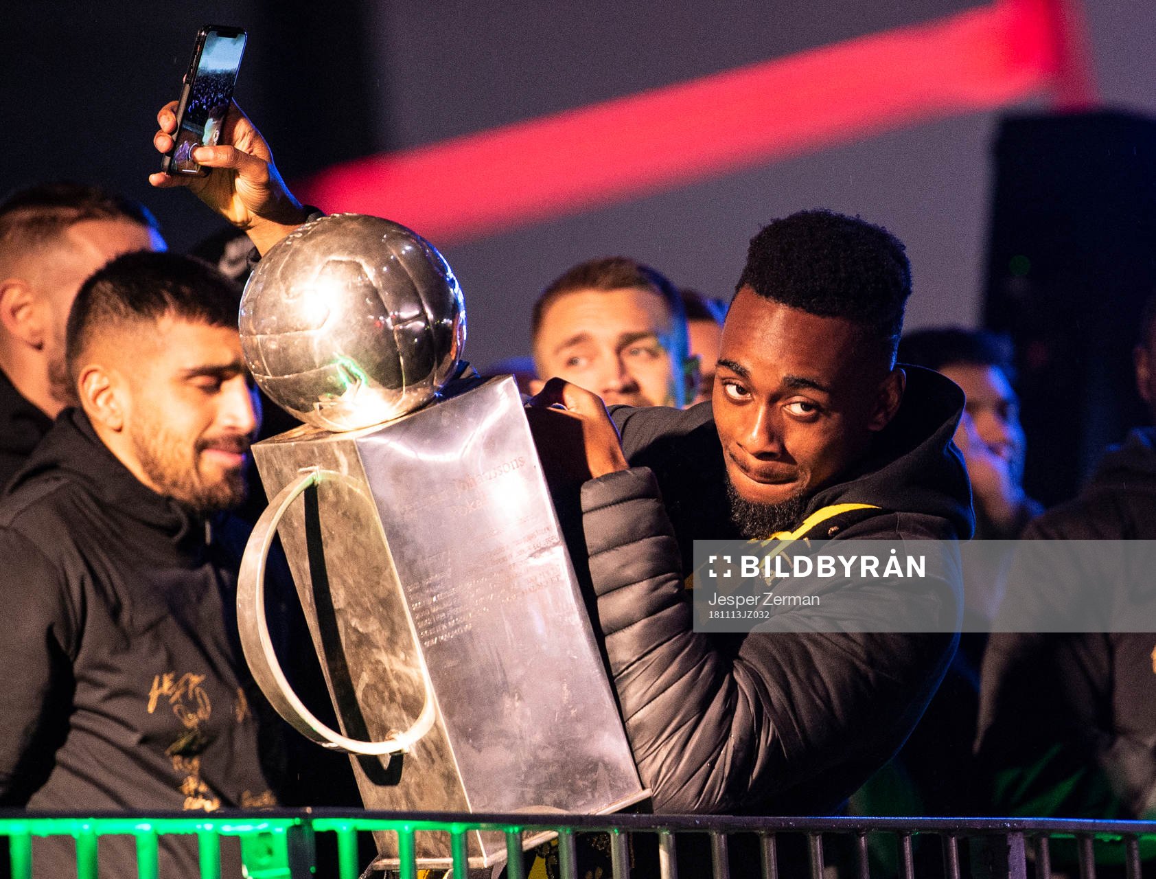 s Heradi Rashidi tar en selfie med Lennart Johanssons pokal