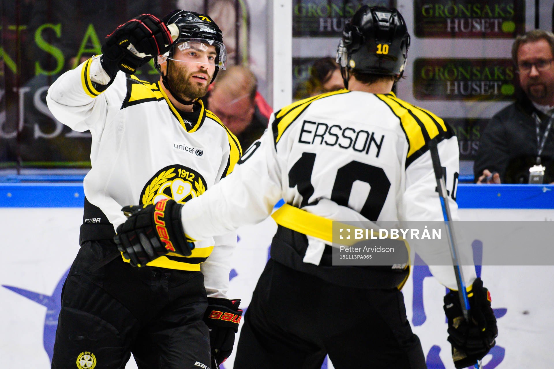 Brynäs Robert Kousal jublar med lagkamrater