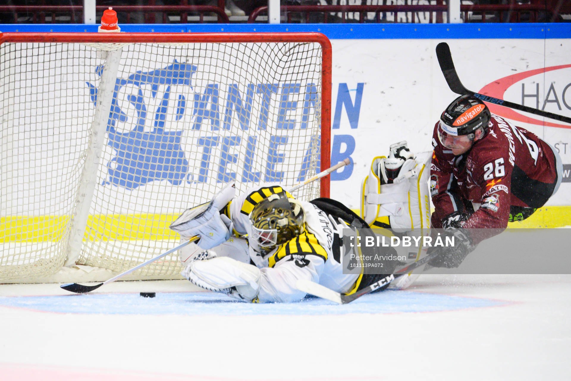 Brynäs målvakt Tomi Karhunen räddar på mållinjen