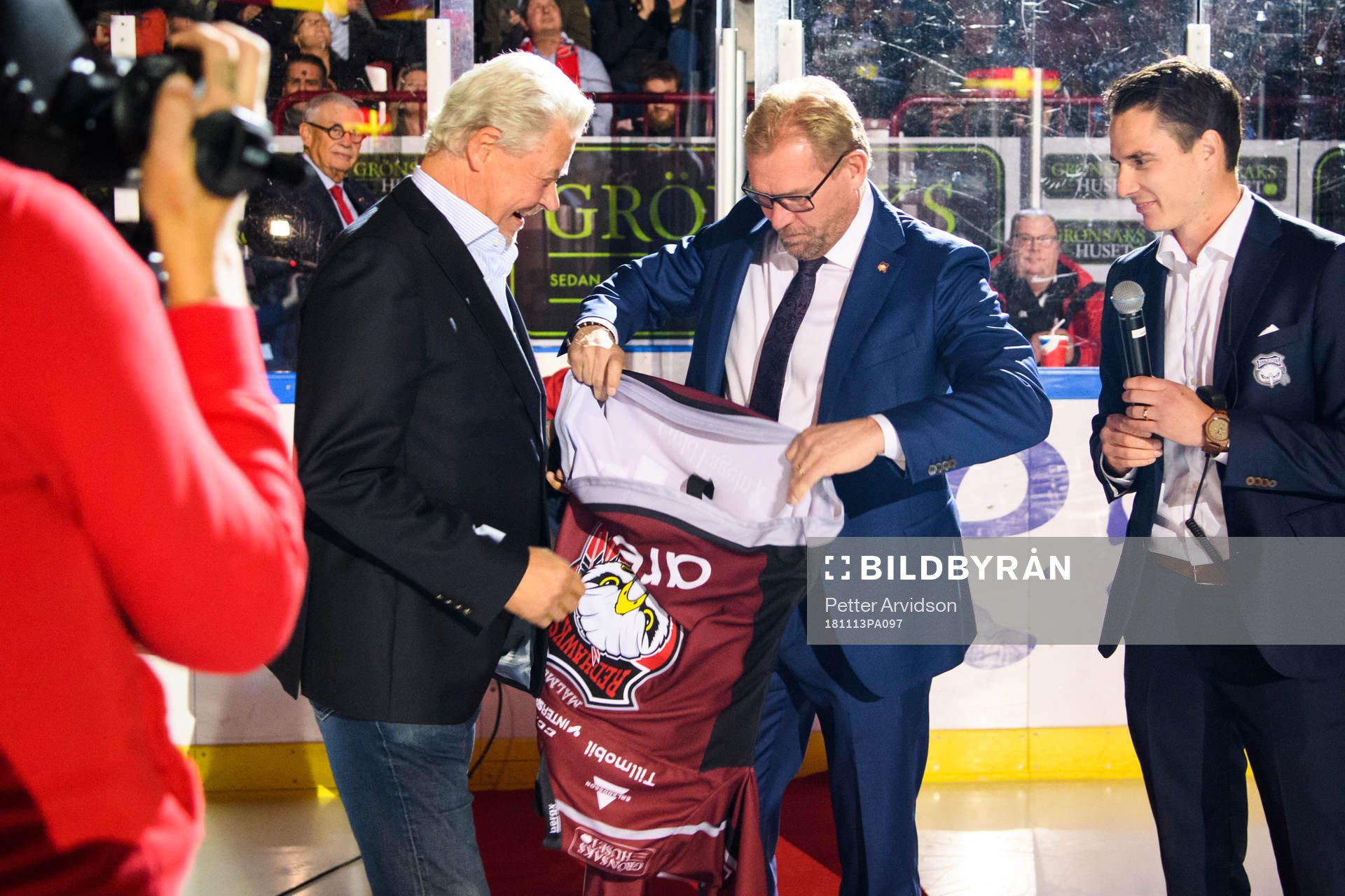 Percy Nilsson får en tröja av Malmö Redhawks sportchef