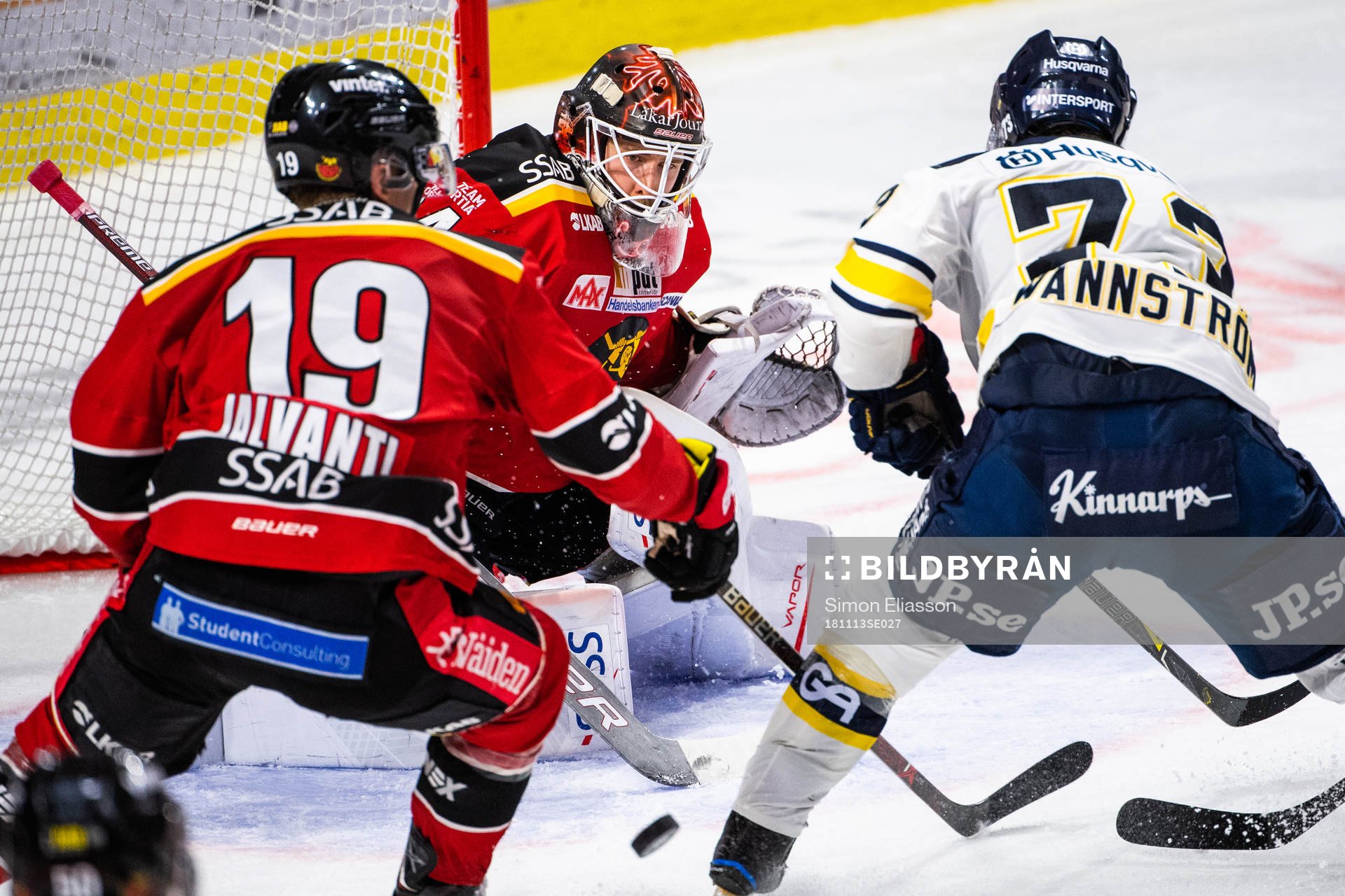 s Sebastian Wännström och Luleås målvakt Joel