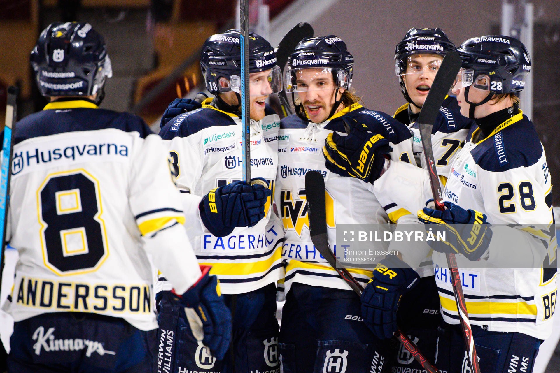 s Joakim Andersson jublar med lagkamrater