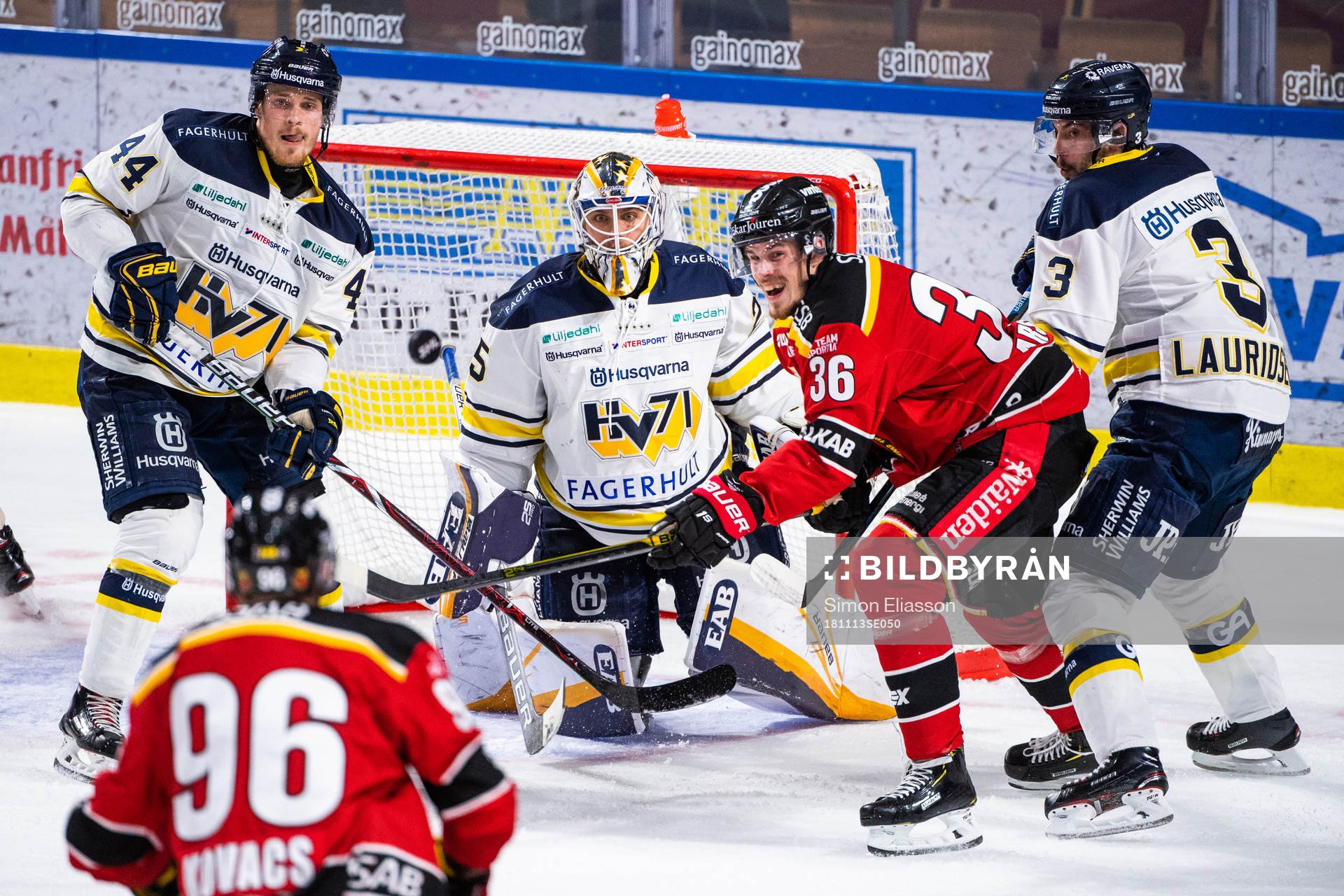 s Mikko Lehtonen och Luleås Emil Larsson framför HV71:s