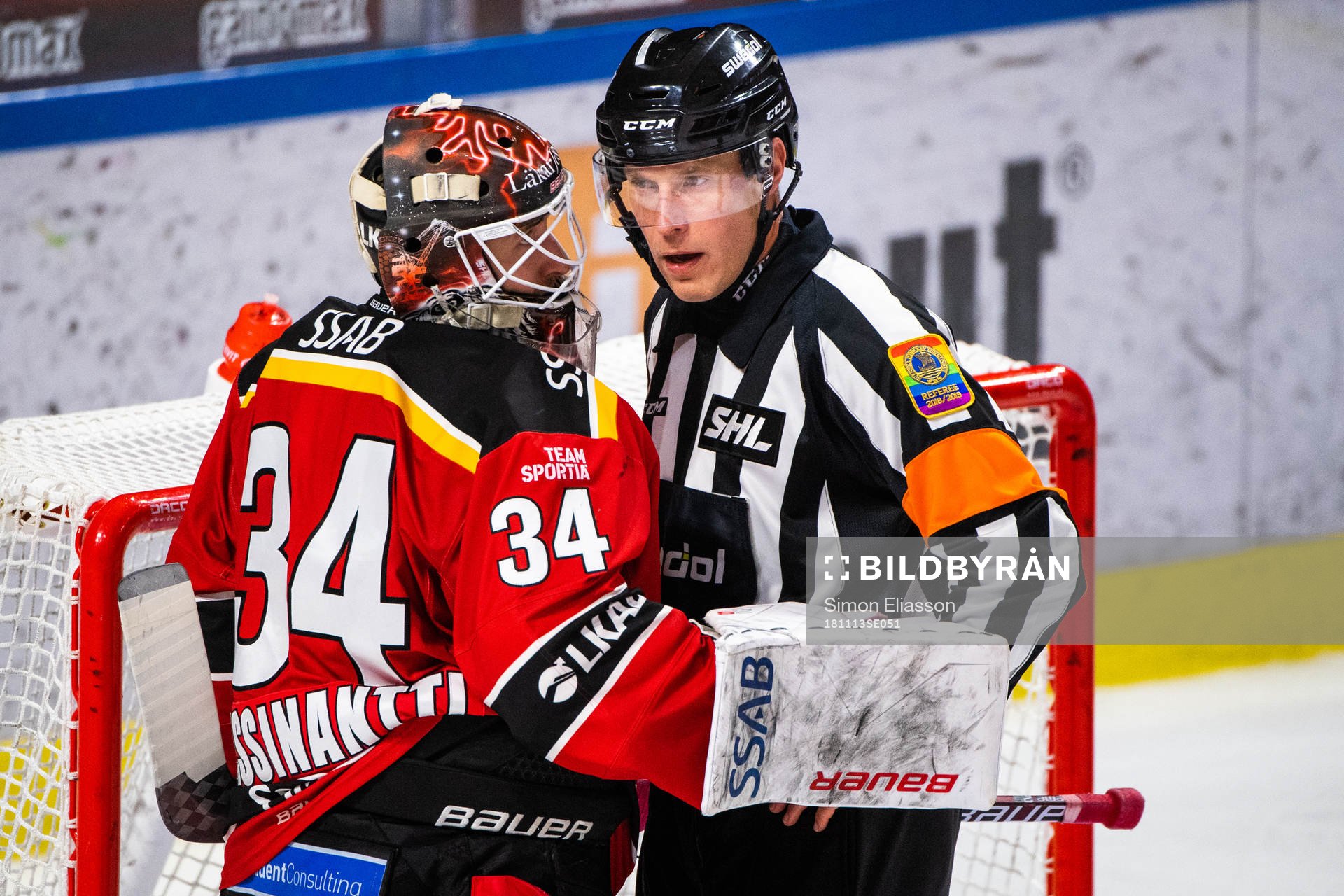 Luleås målvakt Joel Lassinantti och domare Tobias Björk