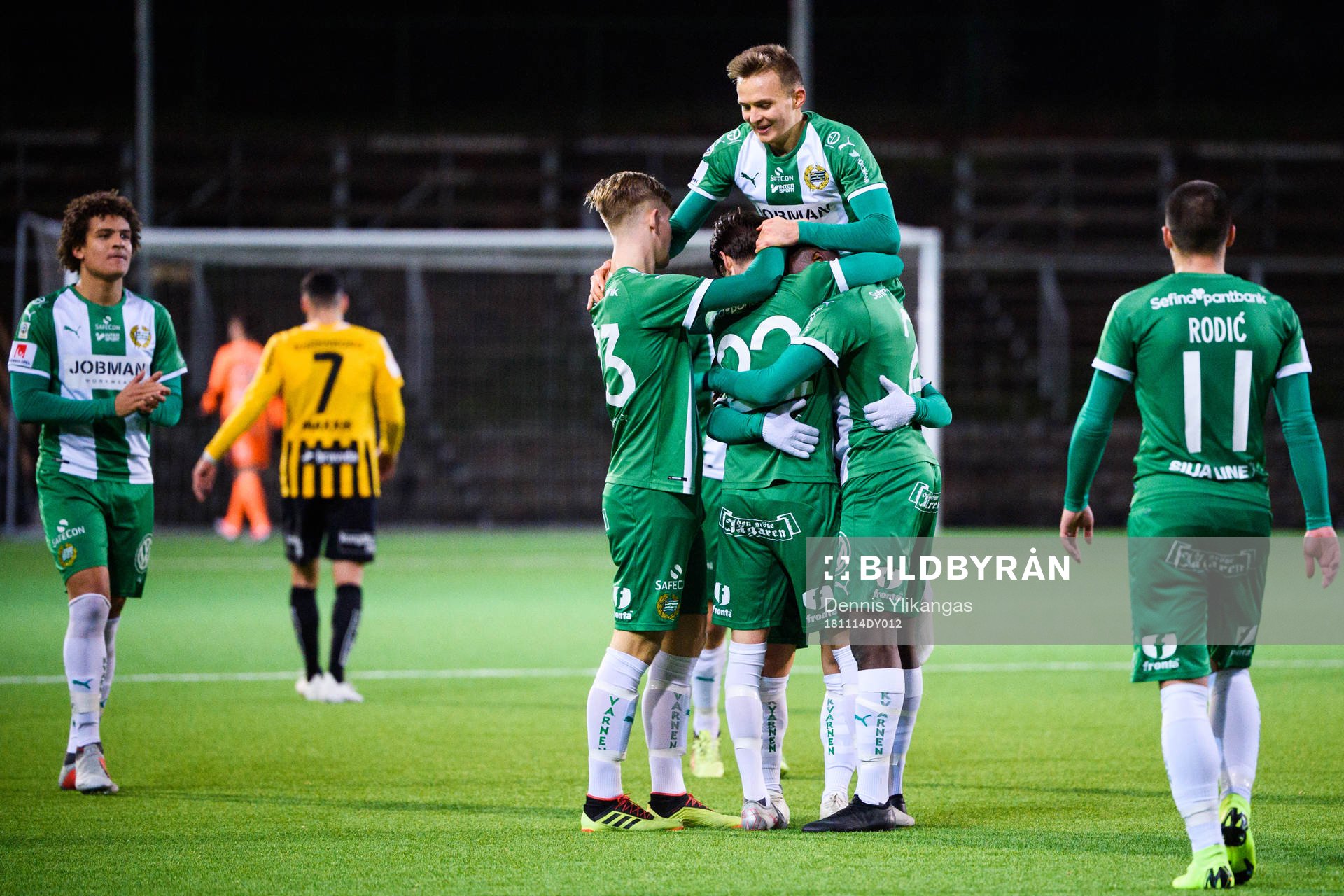 Hammarbys André Alsanati jublar med lagkamrater