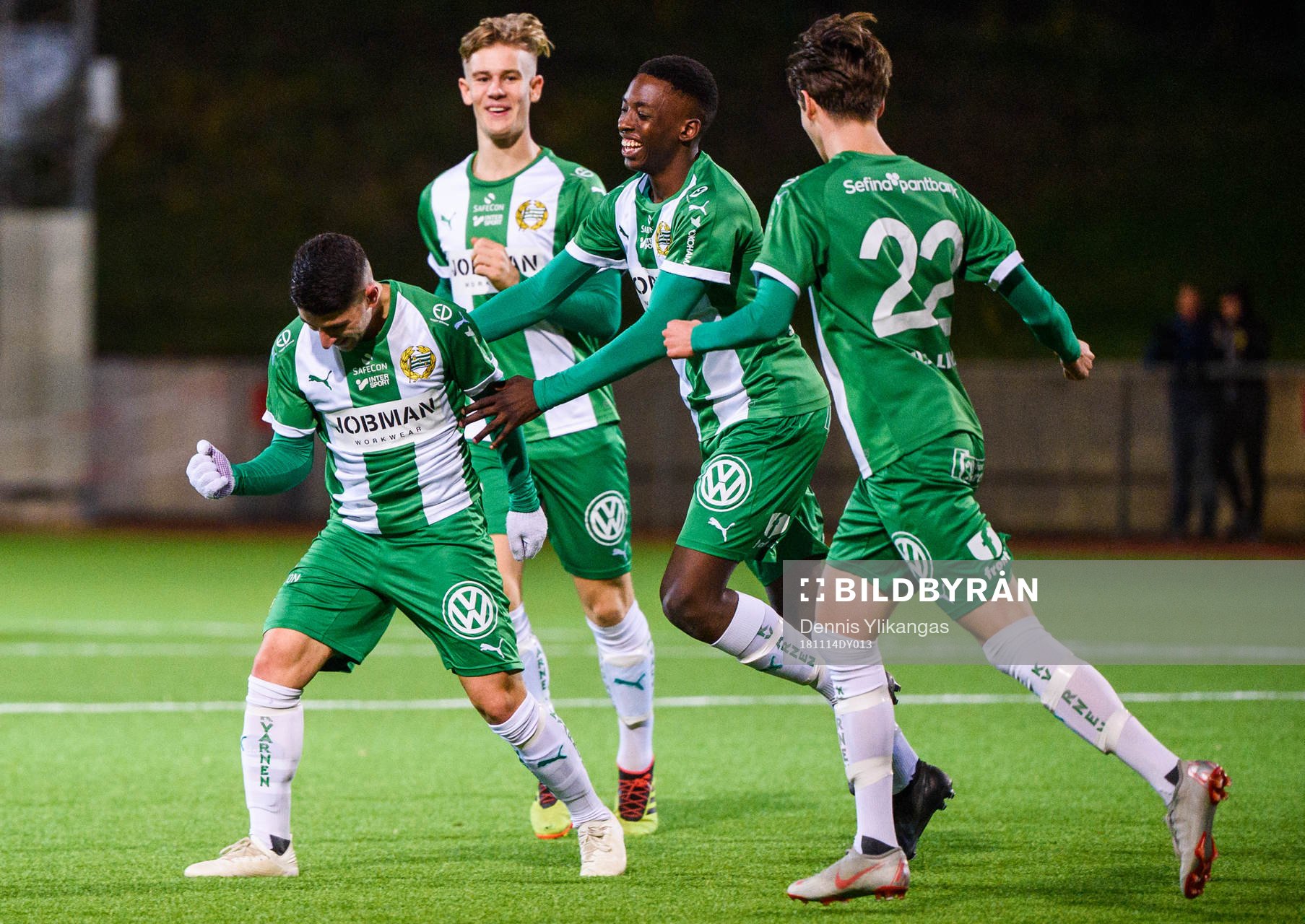 Hammarbys André Alsanati jublar med lagkamrater