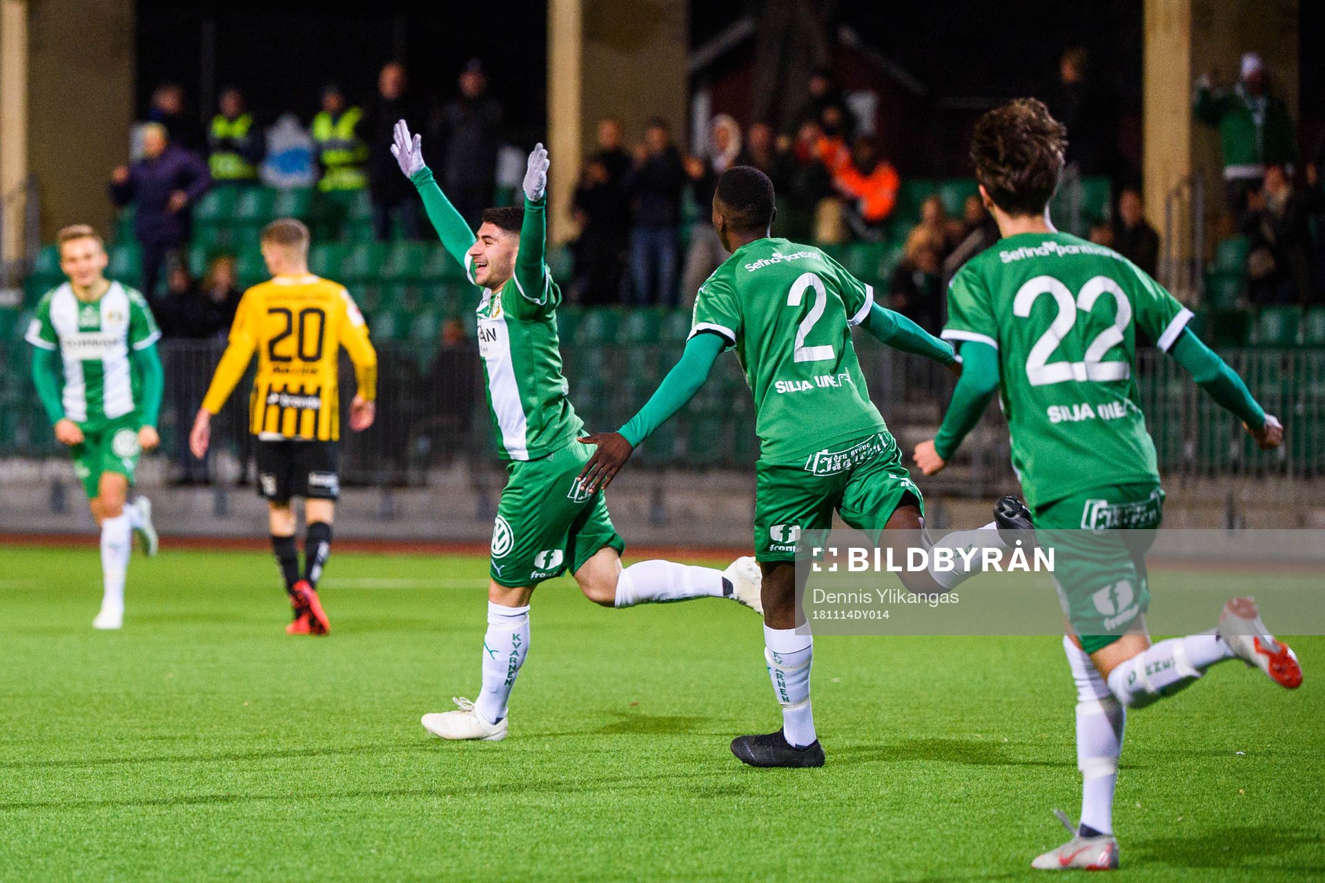 Hammarbys André Alsanati jublar med lagkamrater