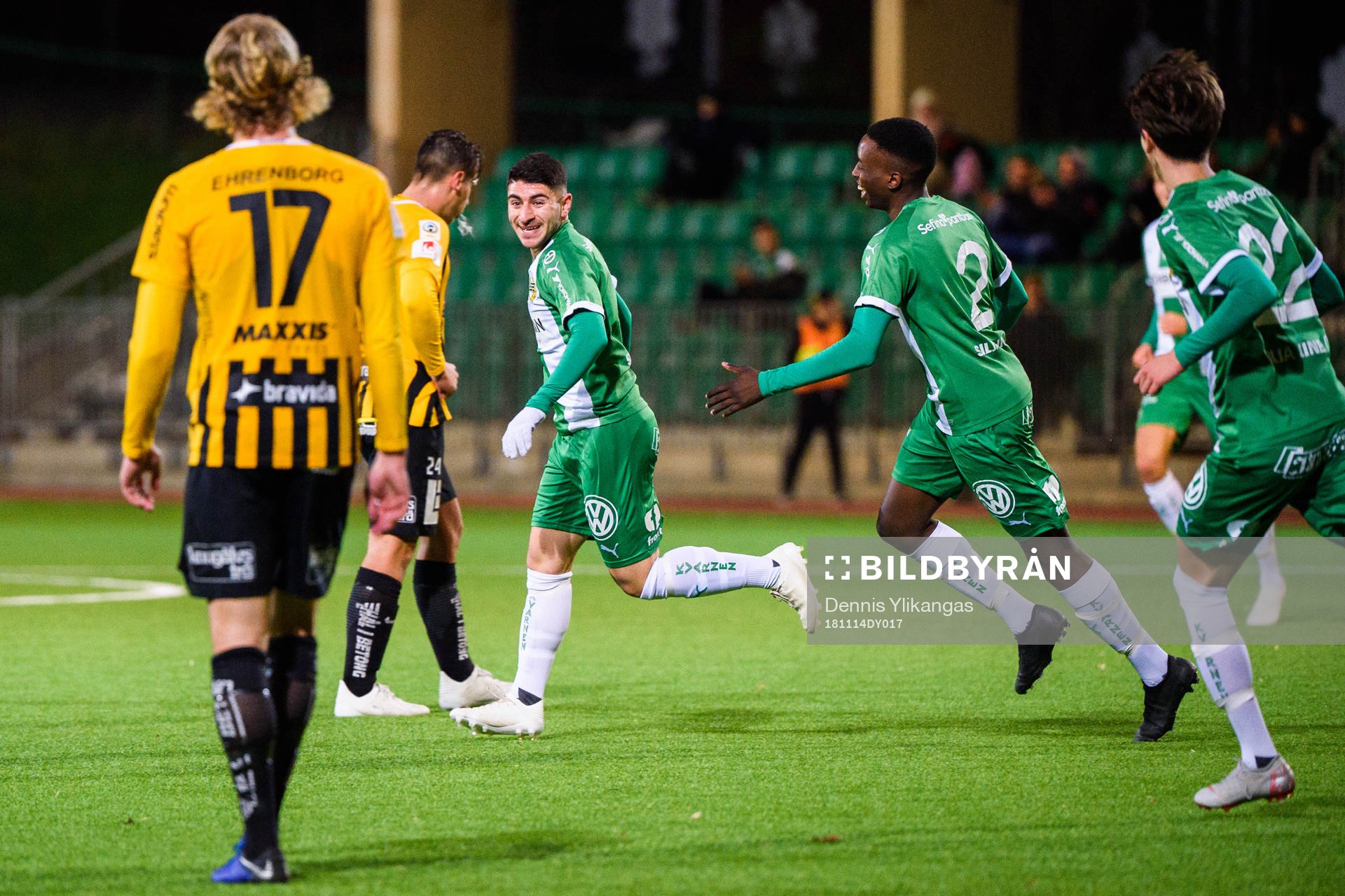 Hammarbys André Alsanati jublar med lagkamrater