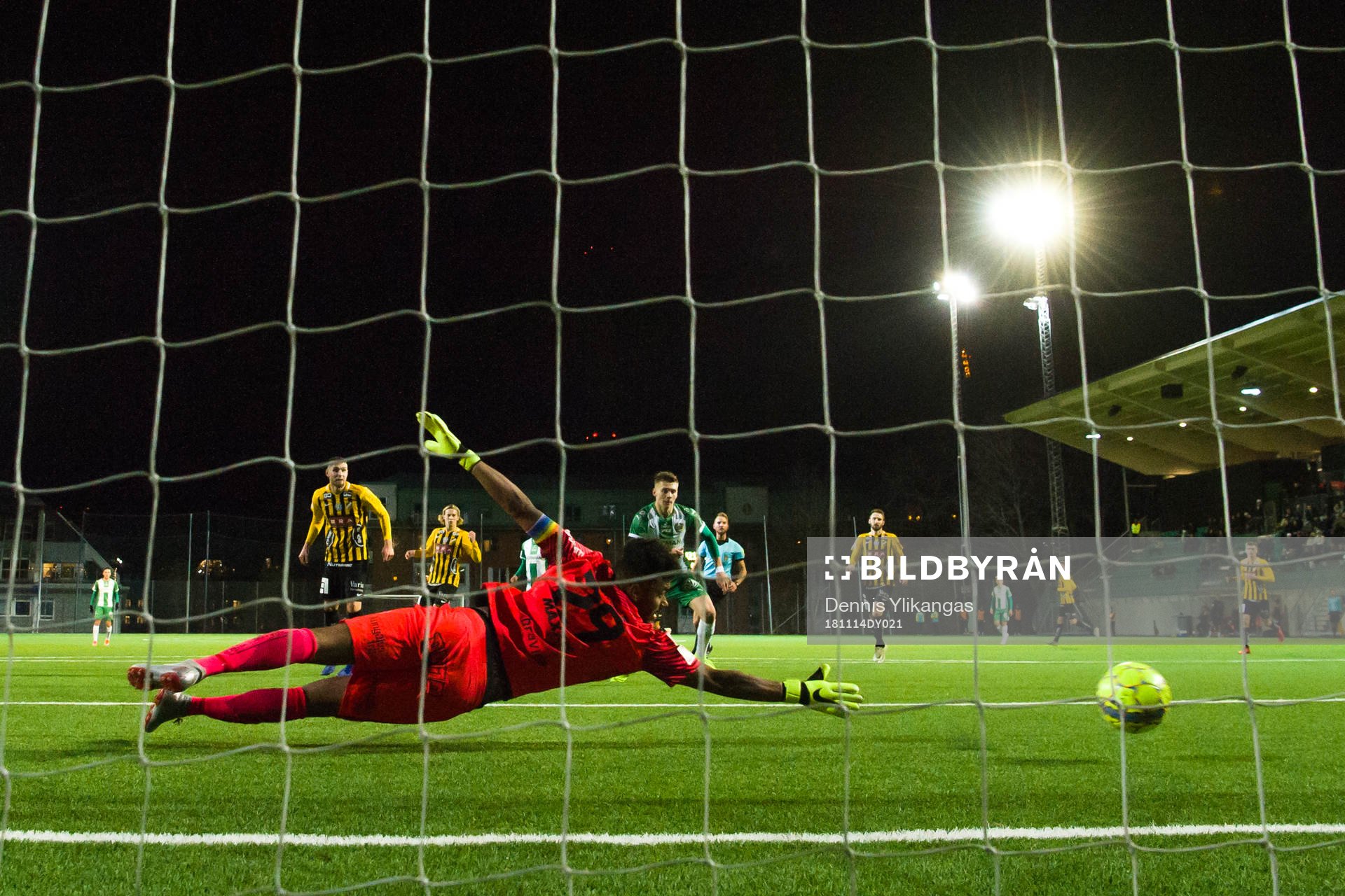 Hammarbys Abdul-Halik Hudu (ej i bild) skjuter 1-0 bakom