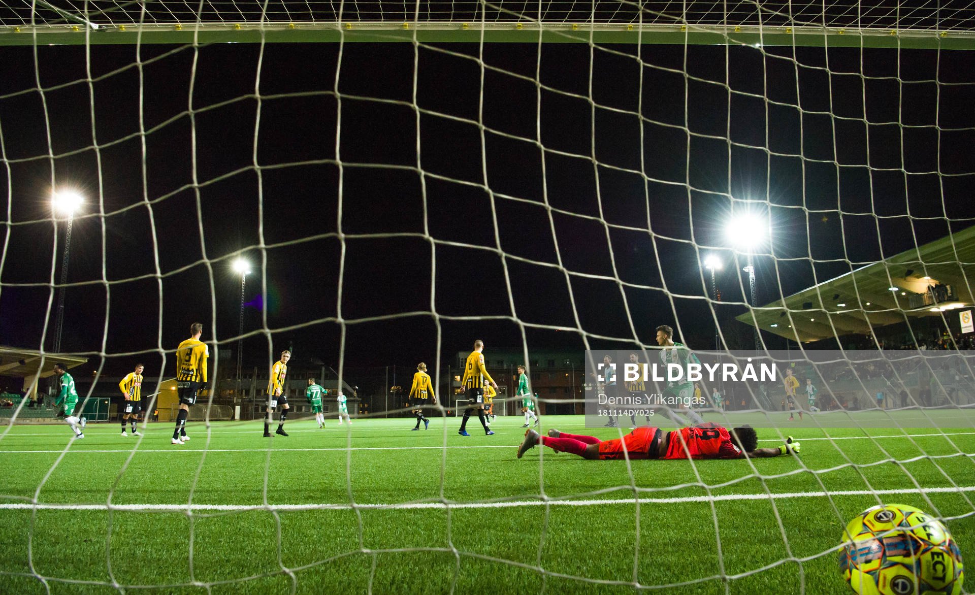 Hammarbys Abdul-Halik Hudu skjuter 1-0 bakom Häckens