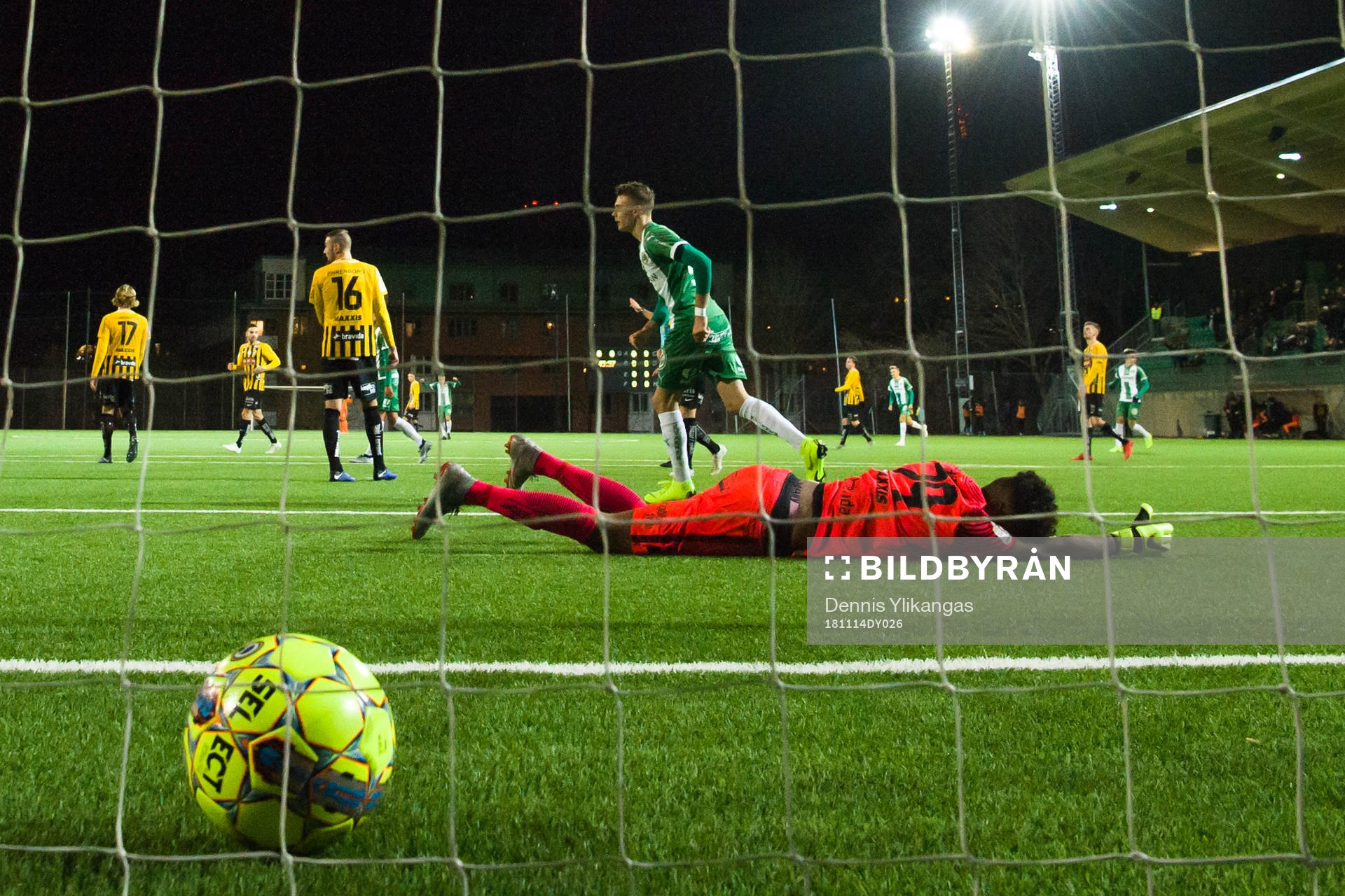 Hammarbys Abdul-Halik Hudu (ej i bild) skjuter 1-0 bakom