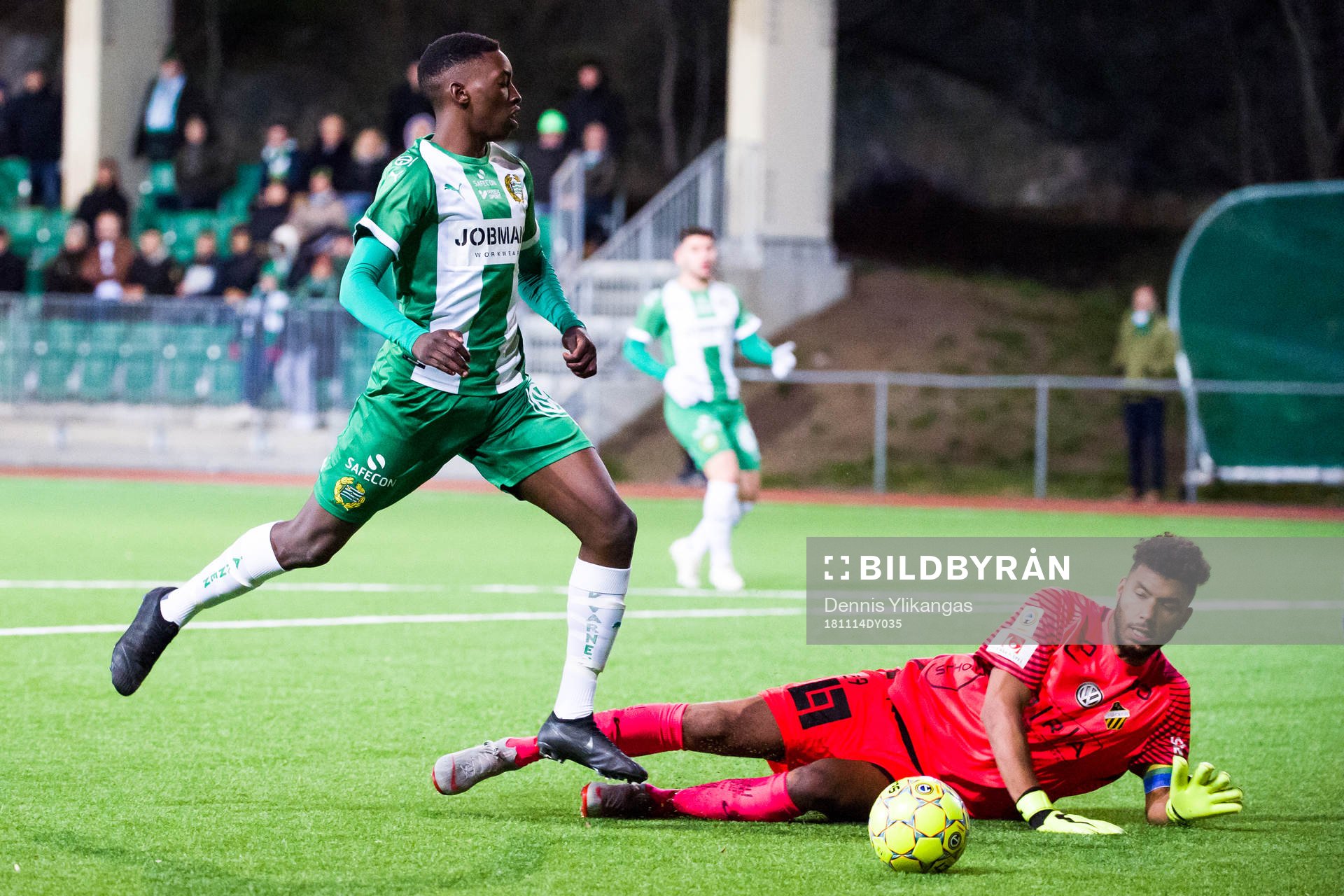 Hammarbys  Samouil Izountouemoi och Häckens målvakt