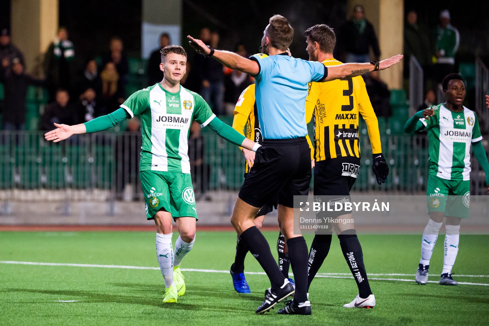 Hammarbys Jake Larsson reagerar
