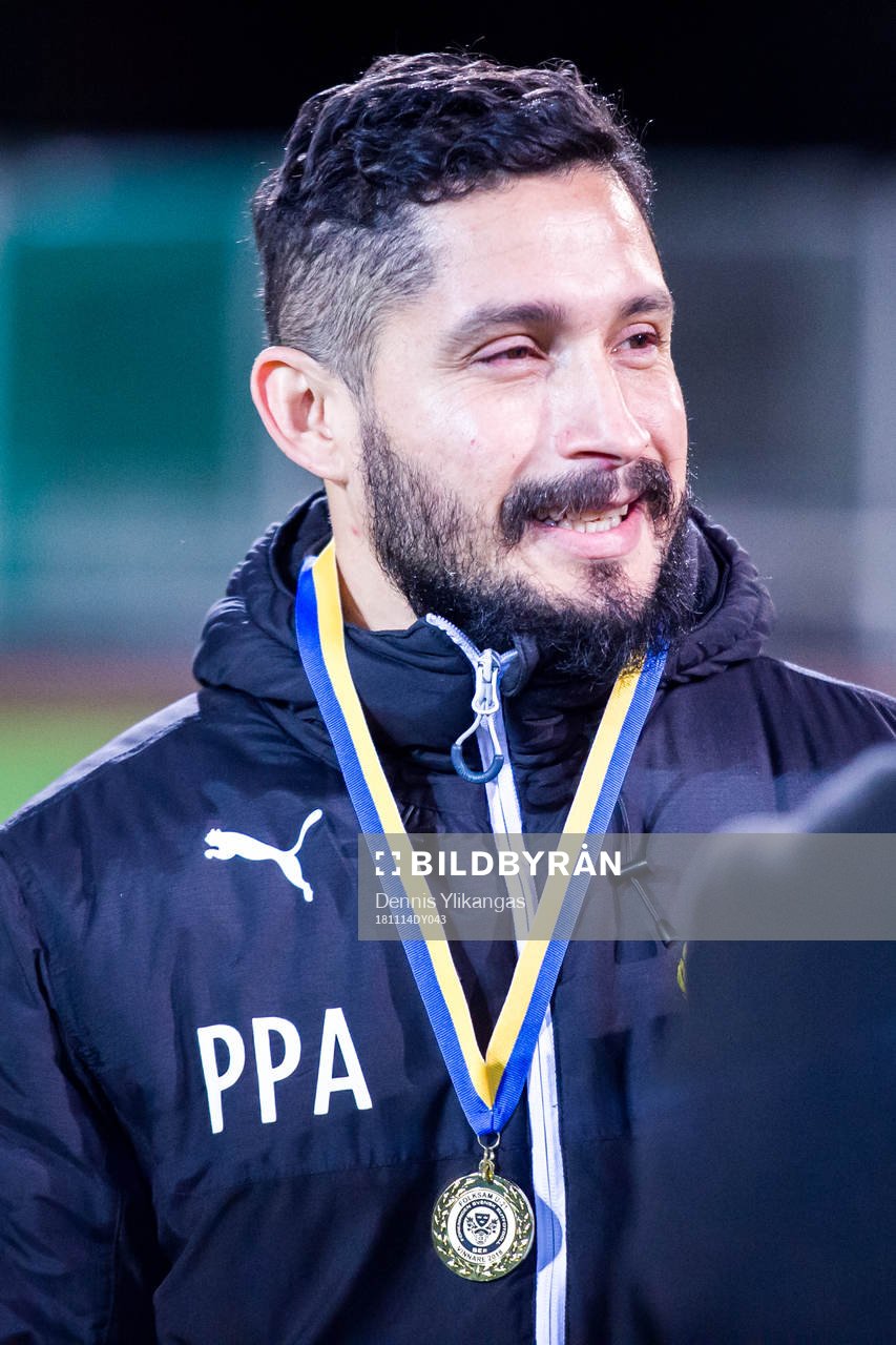 Hammarbys tränare Pablo Pinones Arce med sin guldmedalj