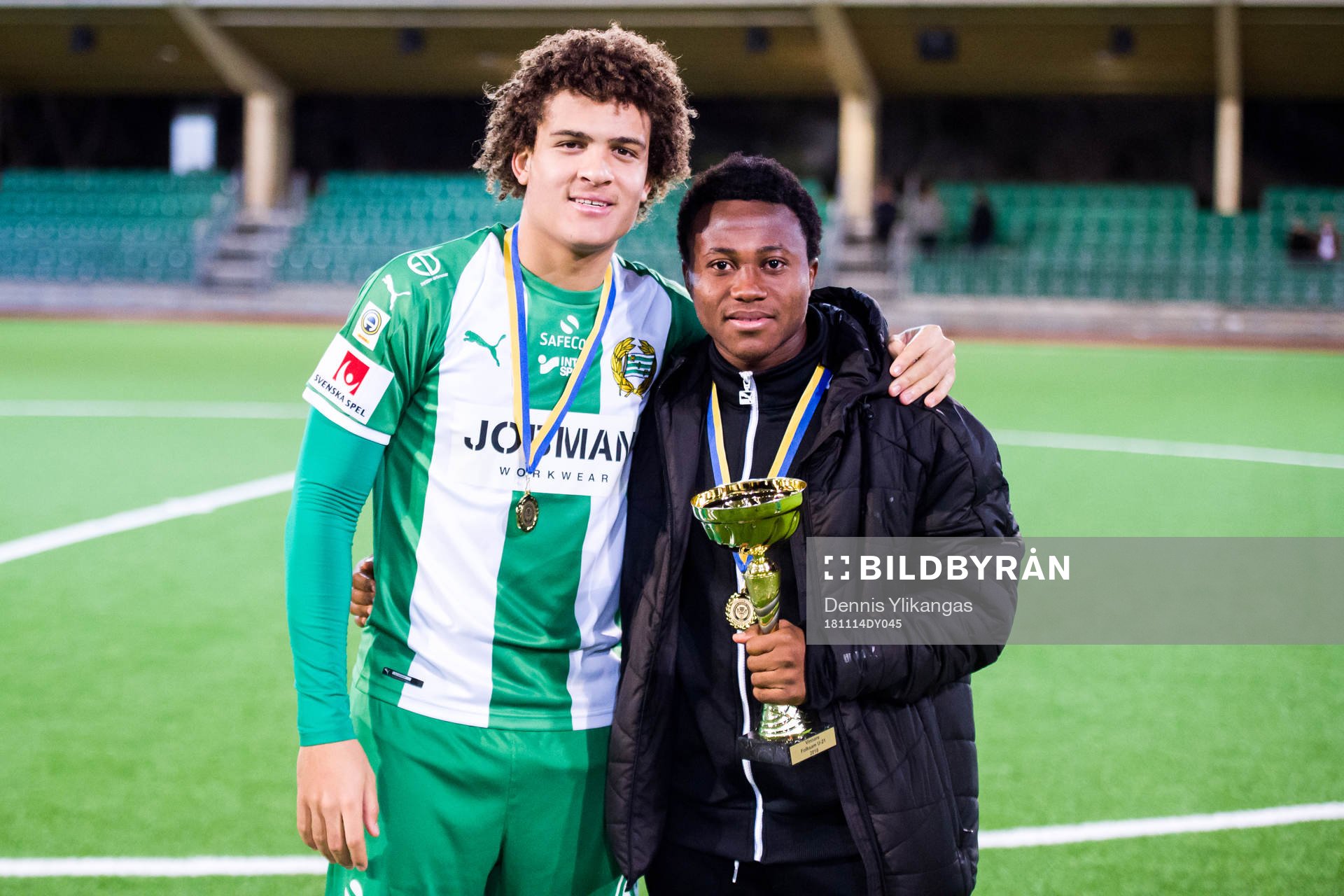 Hammarbys Neto Borges och Abdul-Halik Hudu med pokalen
