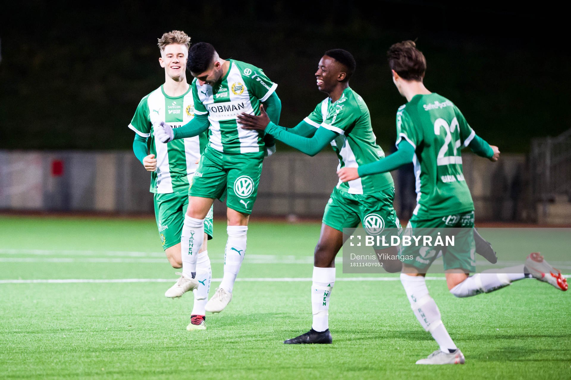 Hammarbys André Alsanati jublar med lagkamrater