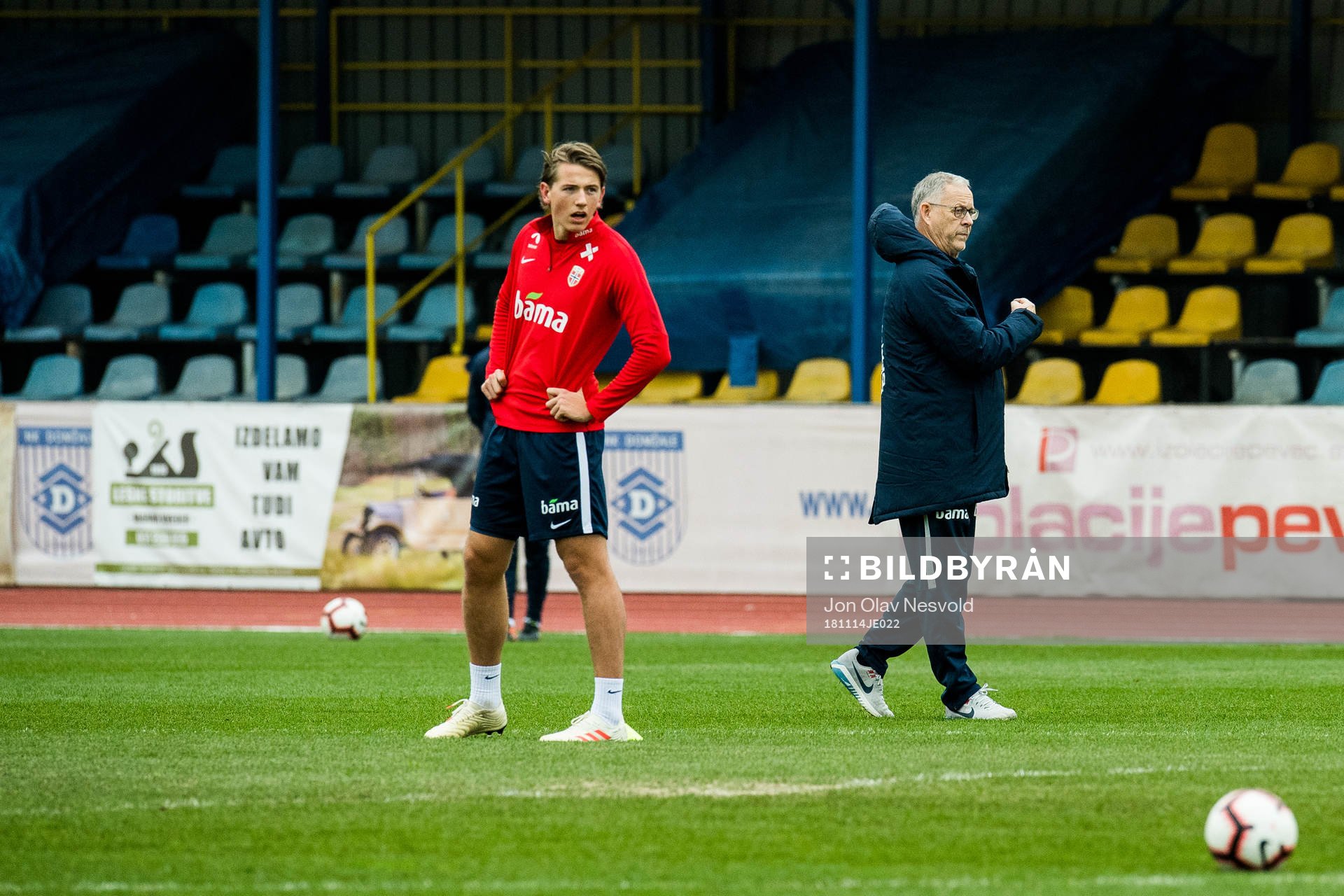 Sander Berge of Norway and Lars Lagerbäck, head coach of