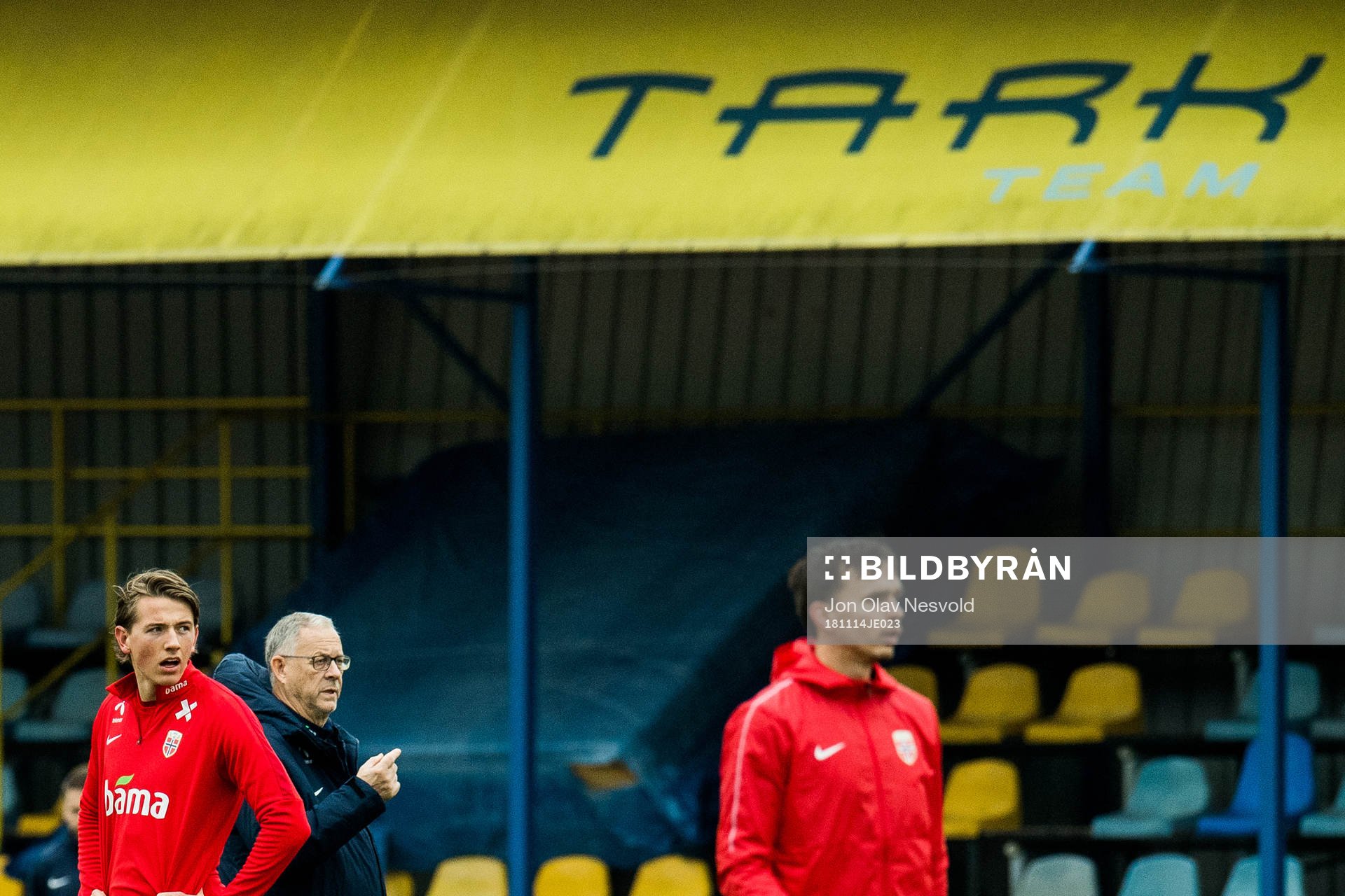 Sander Berge of Norway and Lars Lagerbäck, head coach of