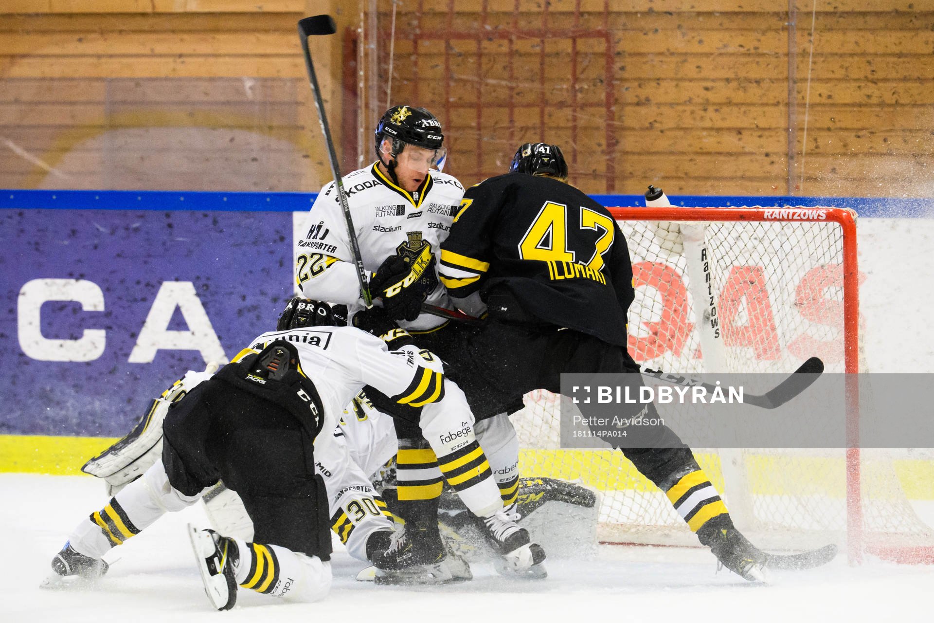 s Andreas Hjelm och målvakt Erik Källgren