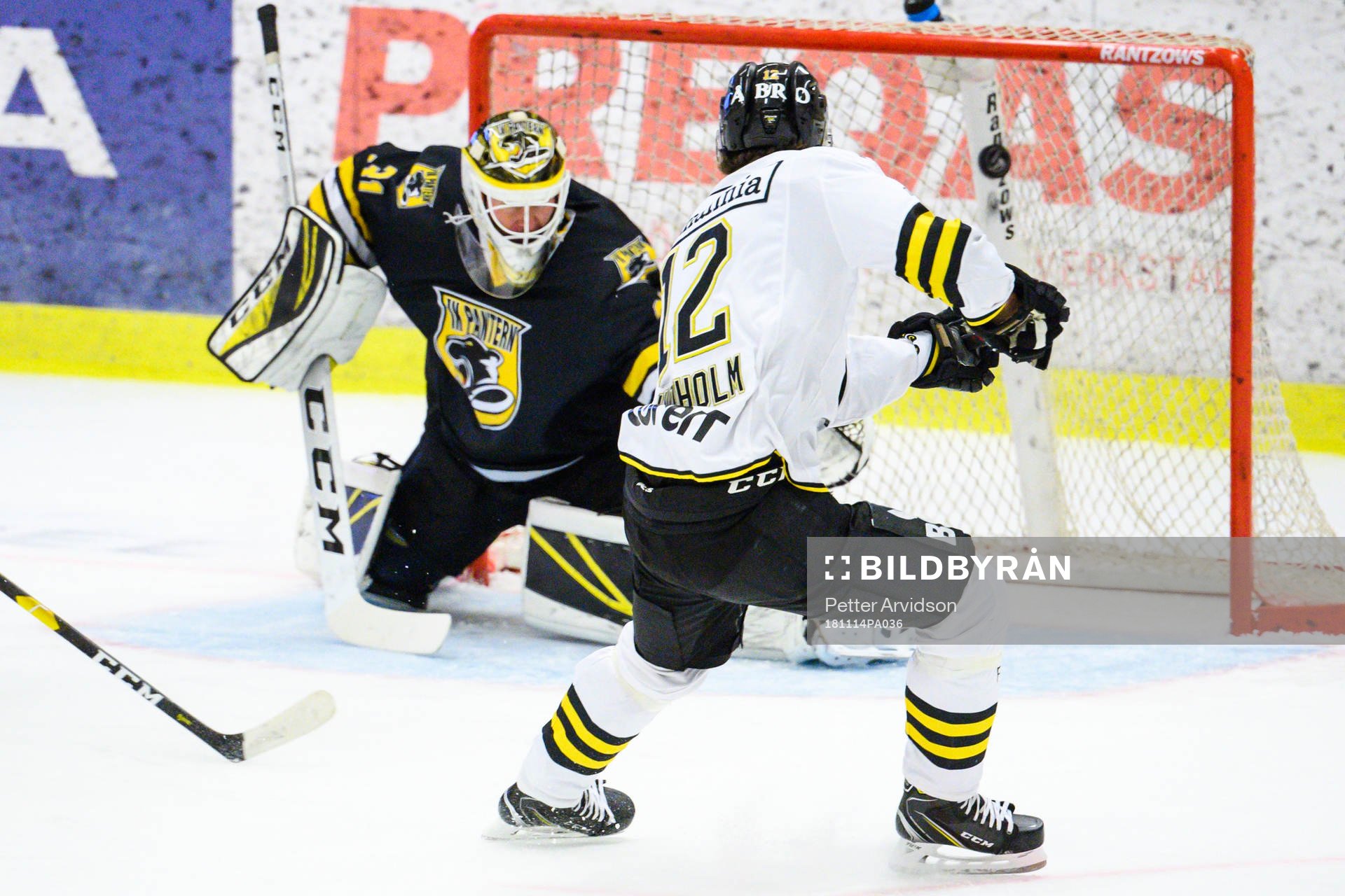 s Max Lindholm gör 0-2 bakom Panterns målvakt Lars Volden