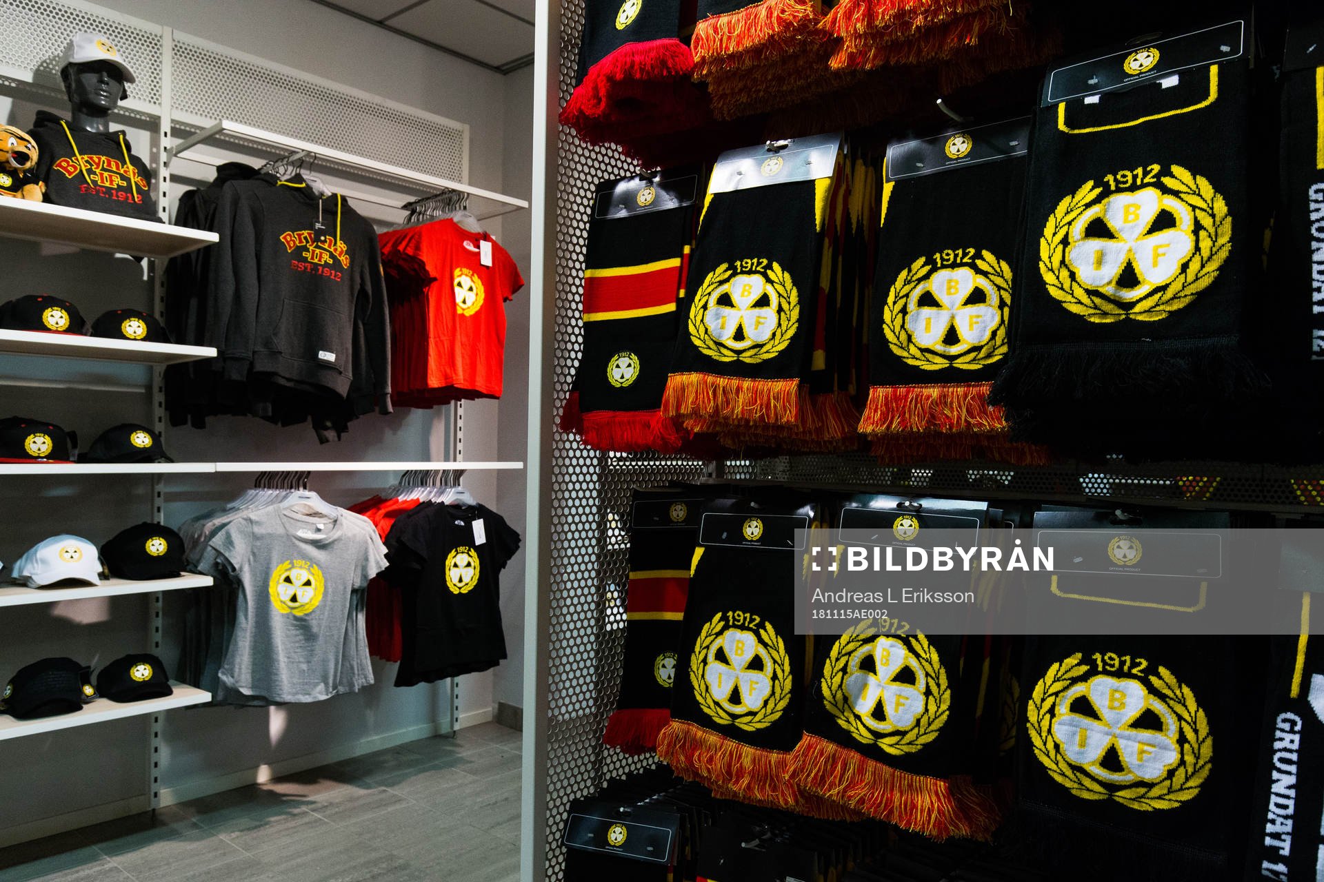 Halsdukar hänger i Brynäs souvenirbutik innan