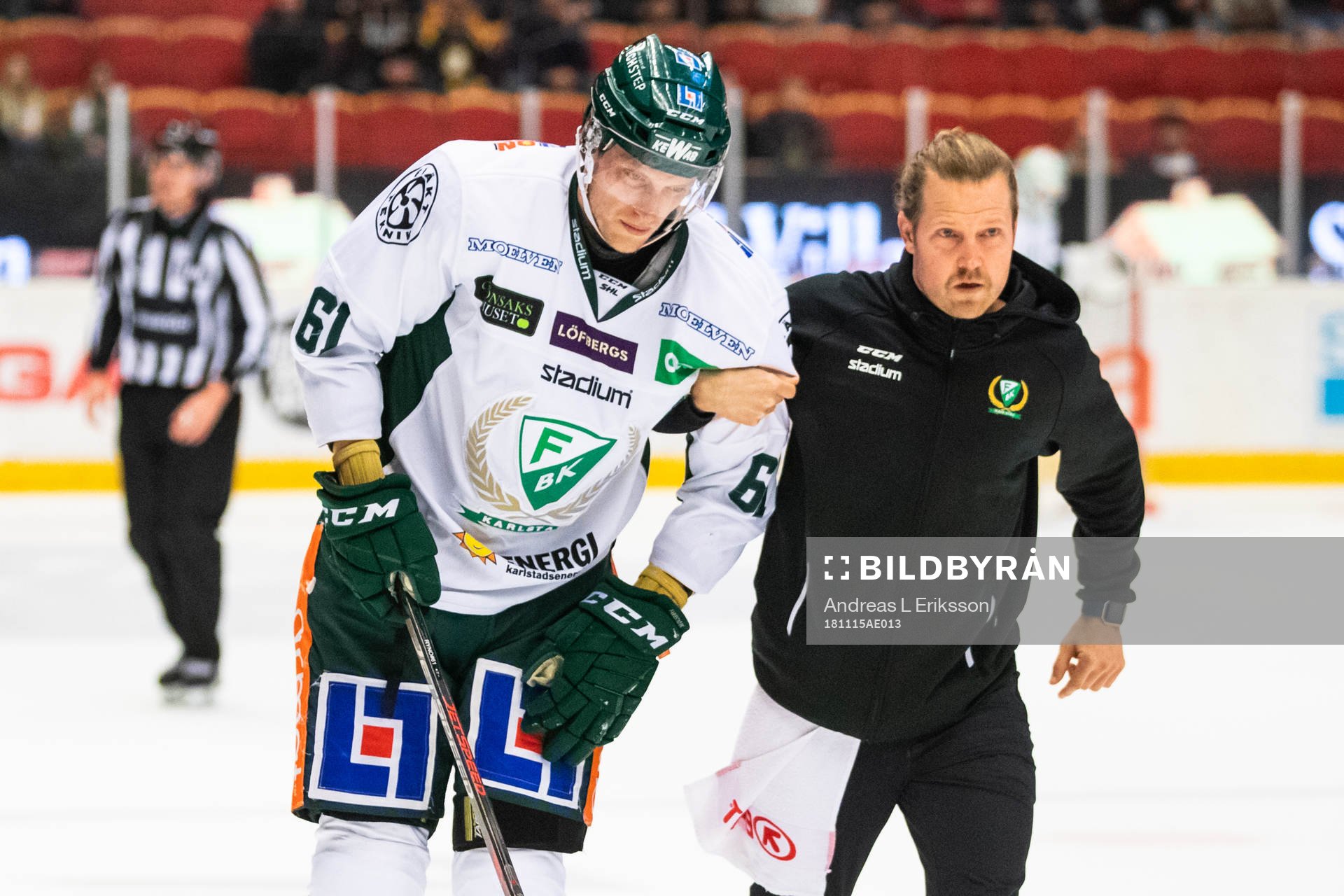 Färjestads Johan Ryno hjälps av plan