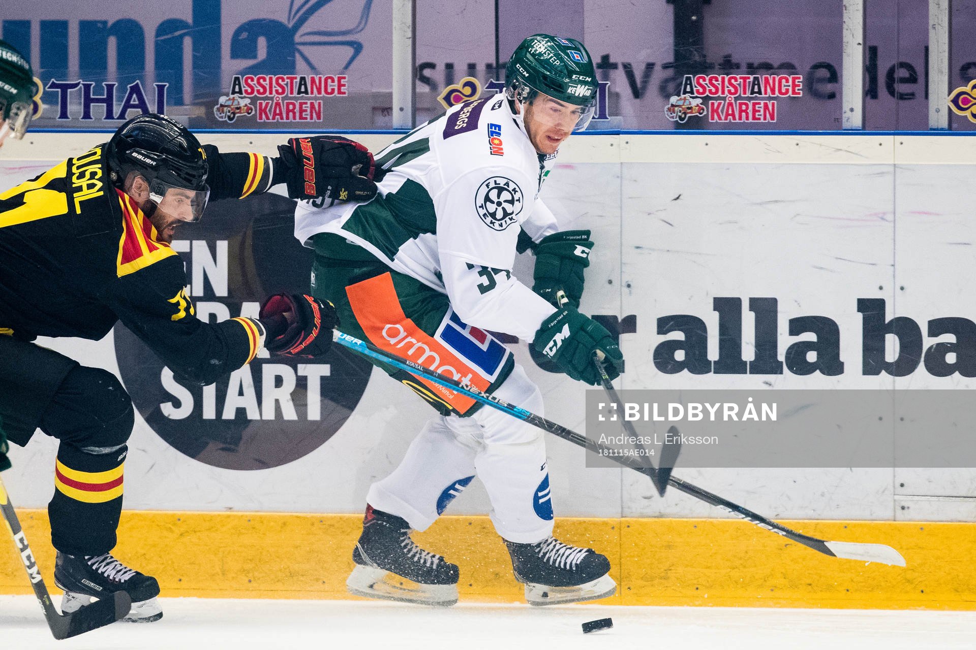 Brynäs Robert Kousal i kamp om pucken med Färjestads