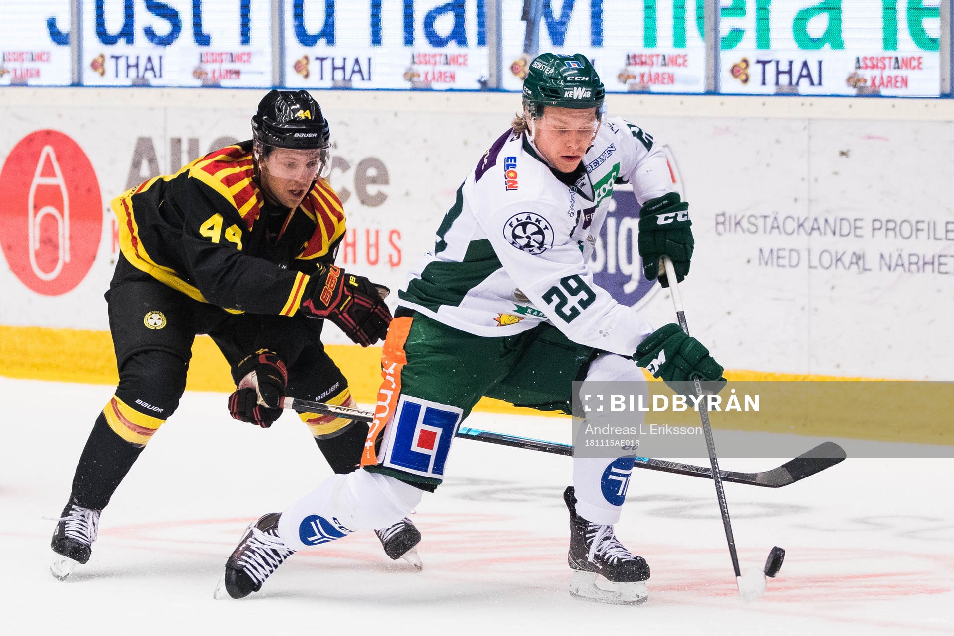 Brynäs Jacob Blomqvist i kamp om pucken med Färjestads