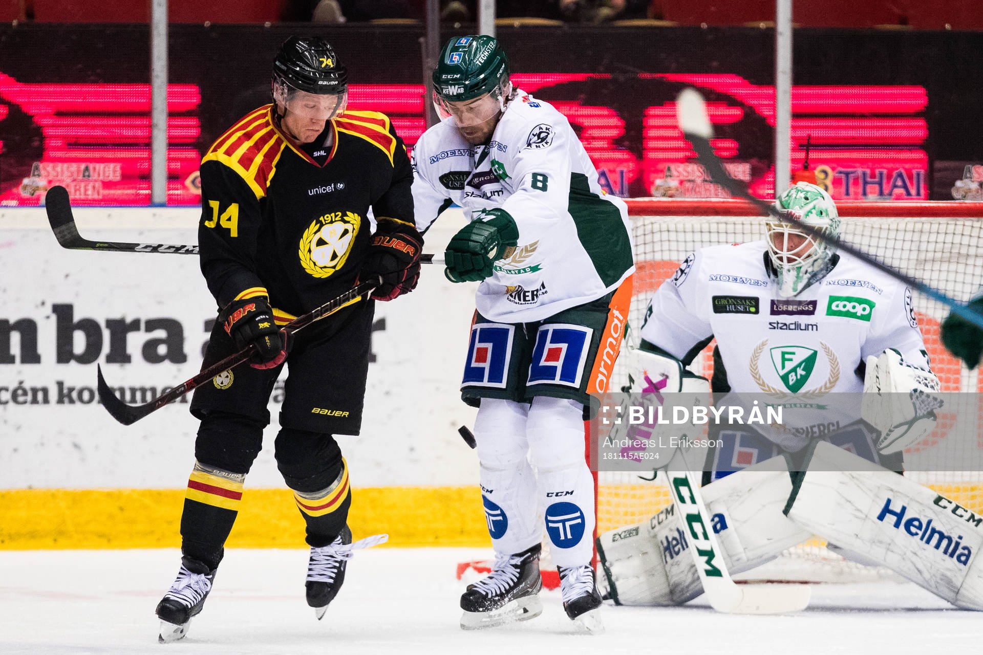 Brynäs Johan Alcén i kamp om pucken med Färjestads Robin